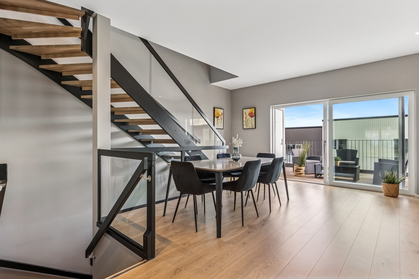 Fra underetasjen leder trappen opp til stue og kjøkken i første etasje. Galleribilde