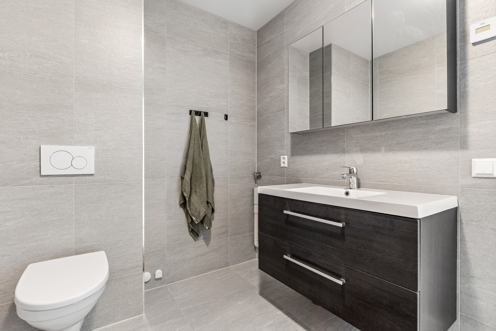 Badet har moderne belysning og delikate fliser som skaper et behagelig og innbydende miljø. Galleribilde