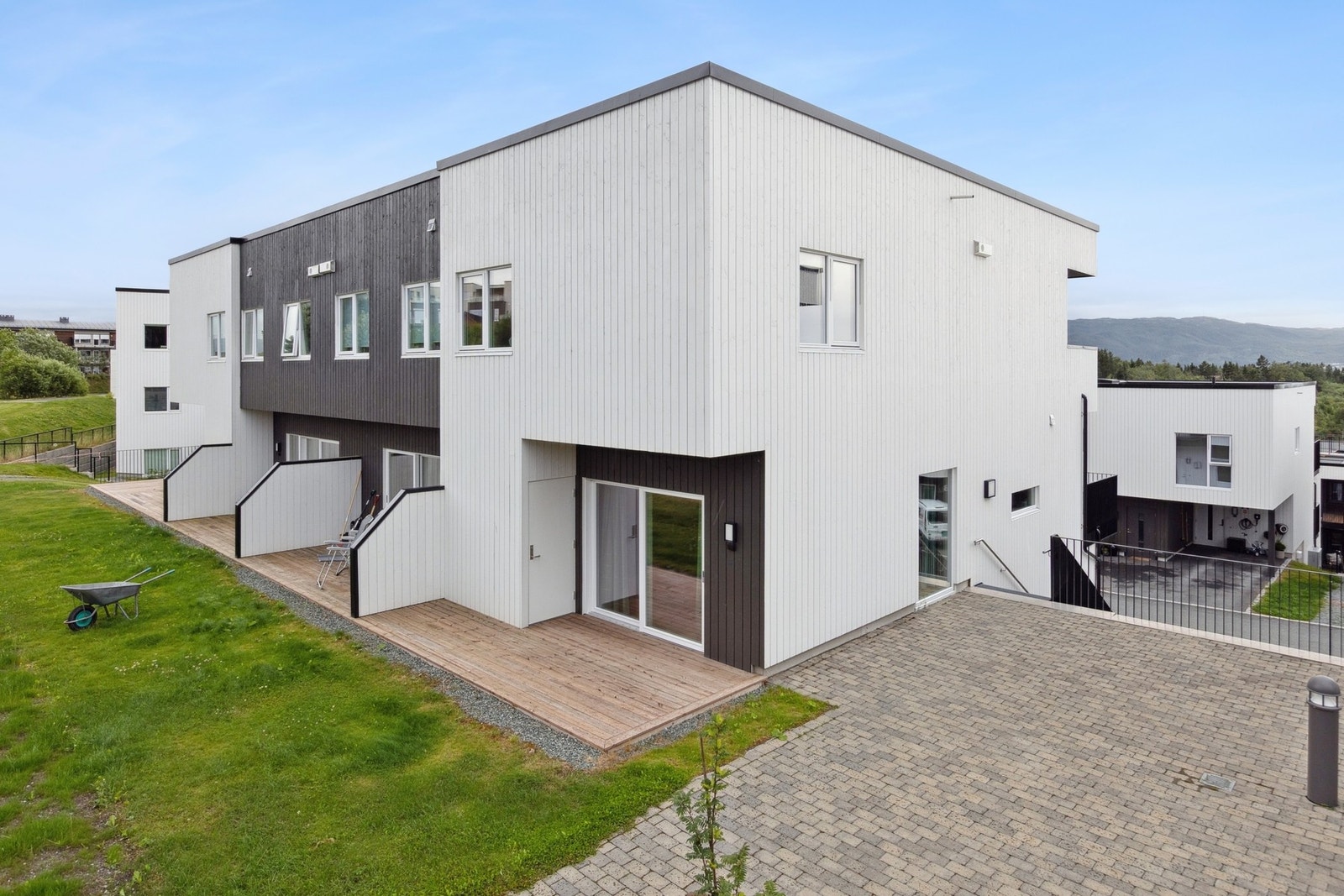 Plattingen gir en naturlig forlengelse av oppholdsrommet, med direkte utgang til hageareal. Galleribilde