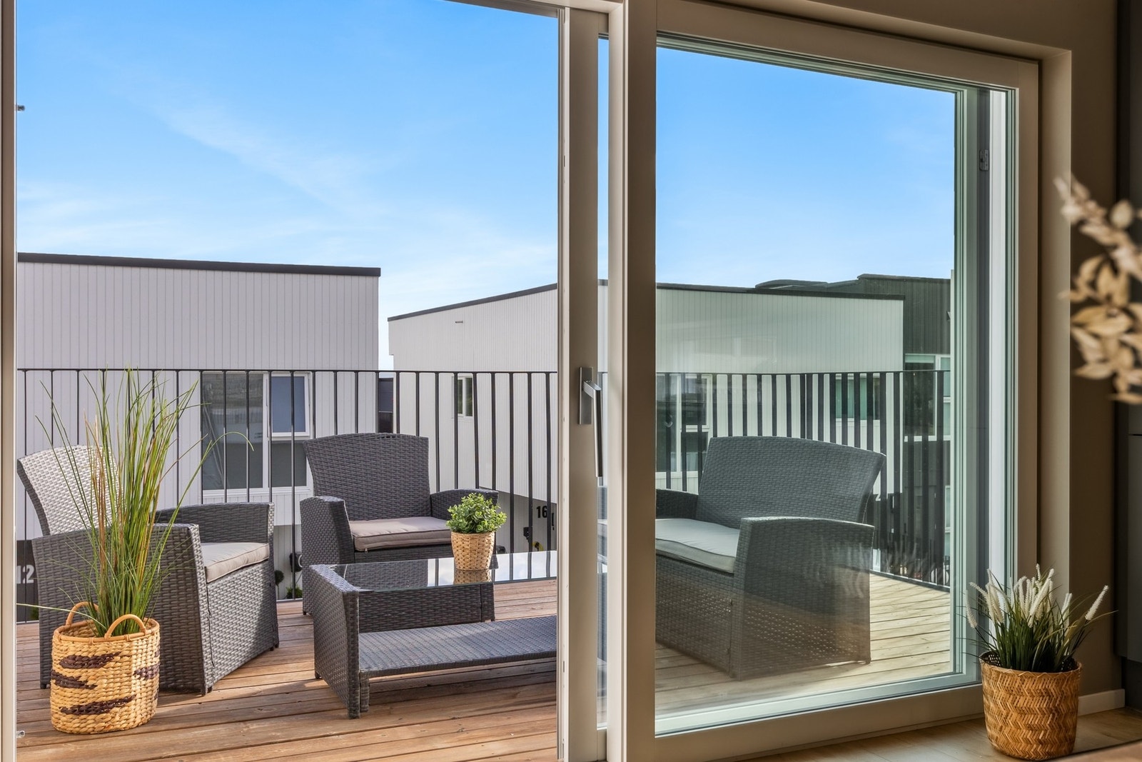 Fra stuen kommer man ut til en balkong med gode solforhold og hyggelig atmosfære. Galleribilde