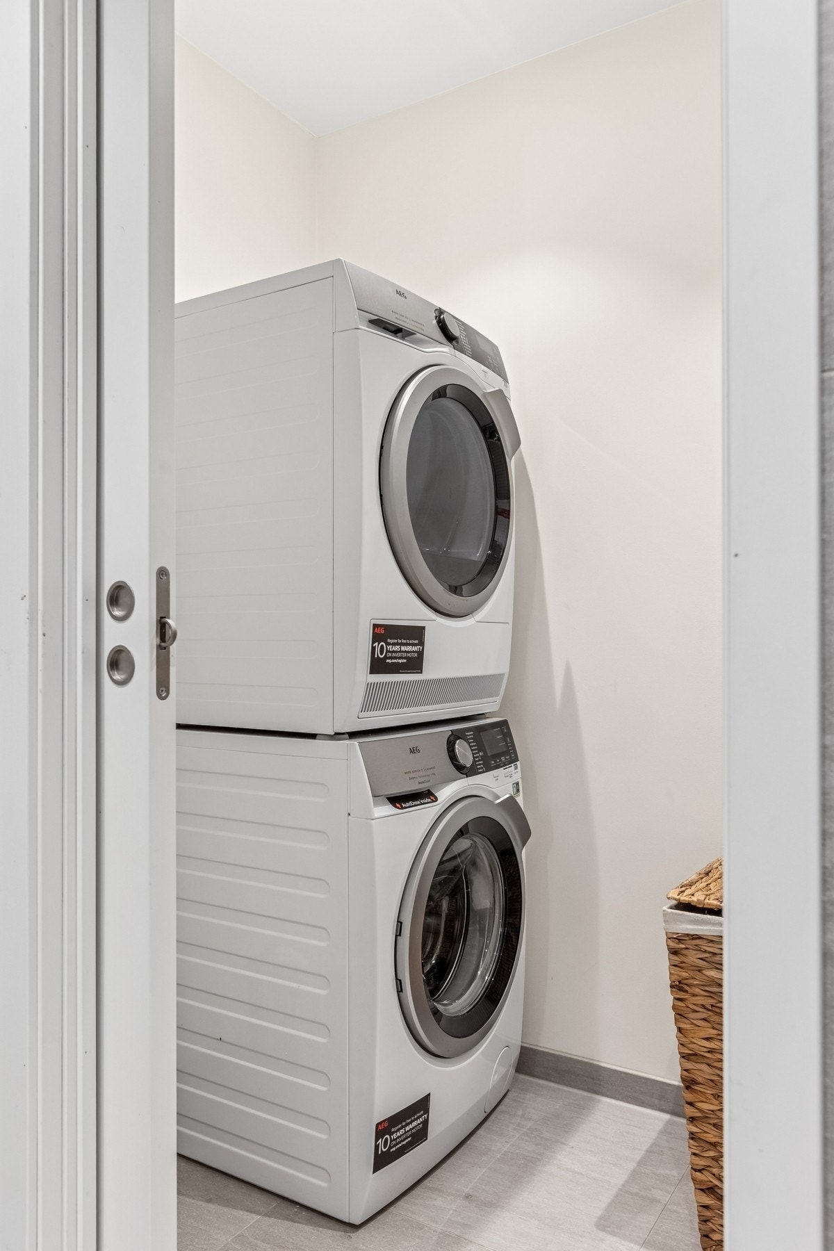 Praktisk vaskerom i tilknytning til badet, med opplegg for både vaskemaskin og tørketrommel. Galleribilde