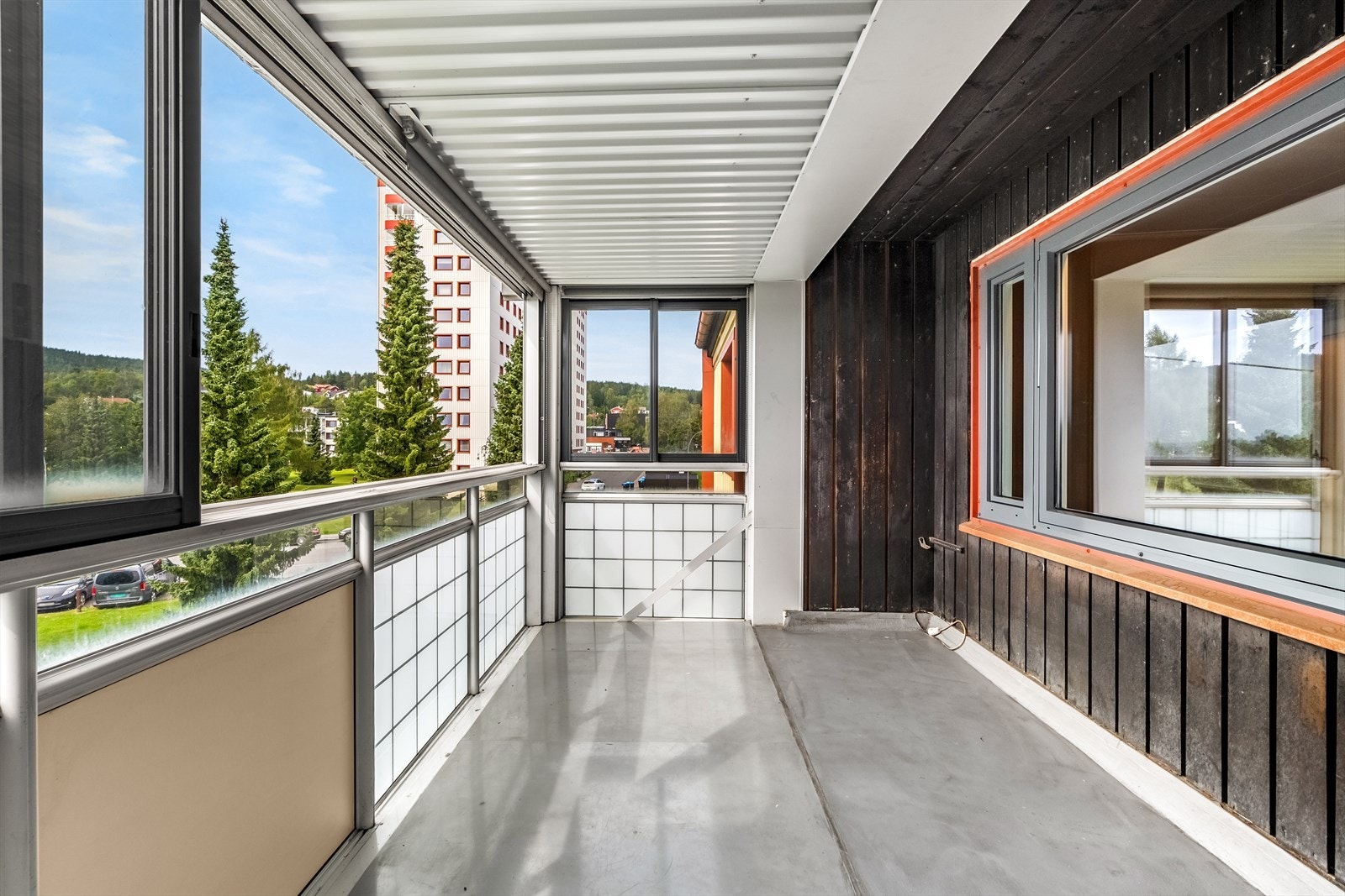 Fra stuen er det utgang til en innglasset balkong på ca. 10 kvm med gode solforhold. Galleribilde