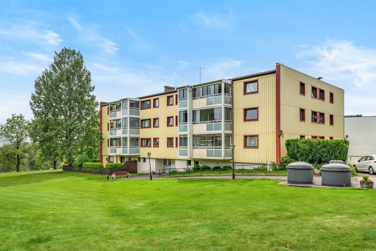 Eiendommen er opparbeidet med asfalterte internveier, gressplener, variert beplantning, sittegrupper og lekeapparater. Galleribilde