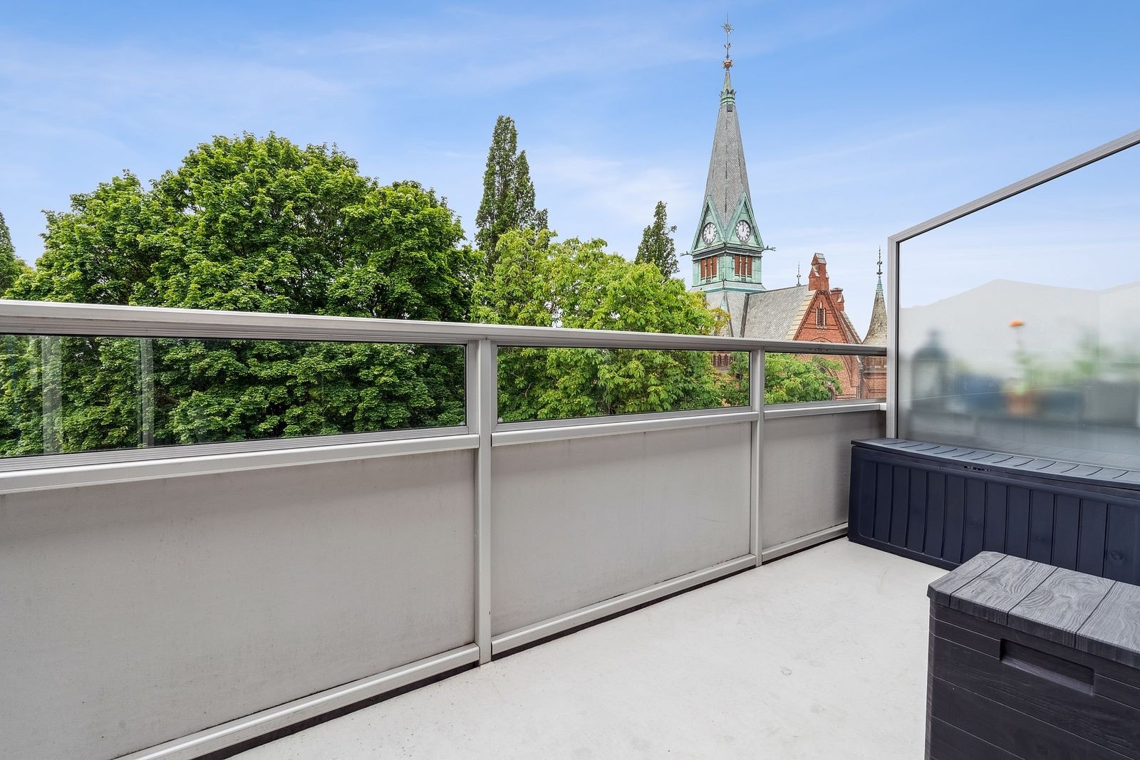 Fra stuen er det utgang til en balkong med mye sol og flott utsyn mot grøntområder og Sagene kirke. Galleribilde