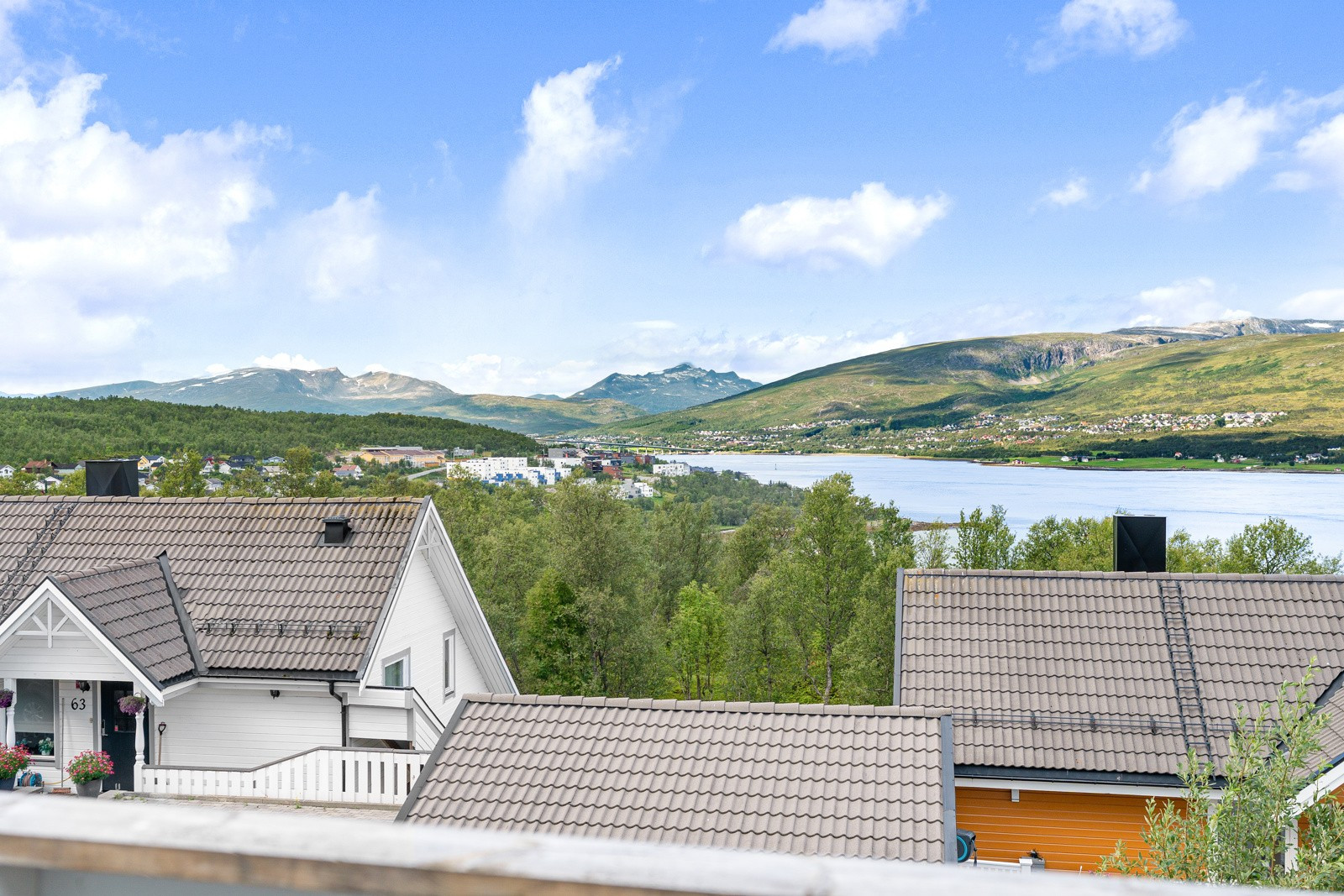En fin beliggenhet i naturskjønt område med kort vei til flotte turområder, sjø og fjære.