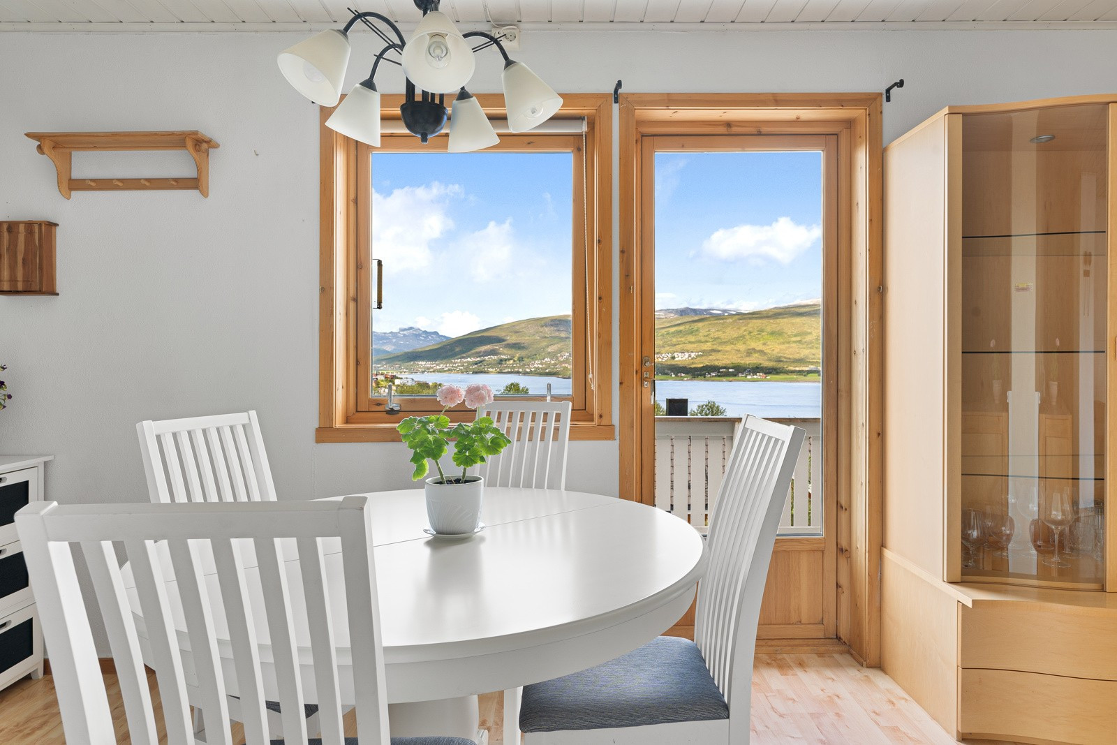 Plass til spisebord på kjøkken. Fantastisk utsikt fra spisestuen.