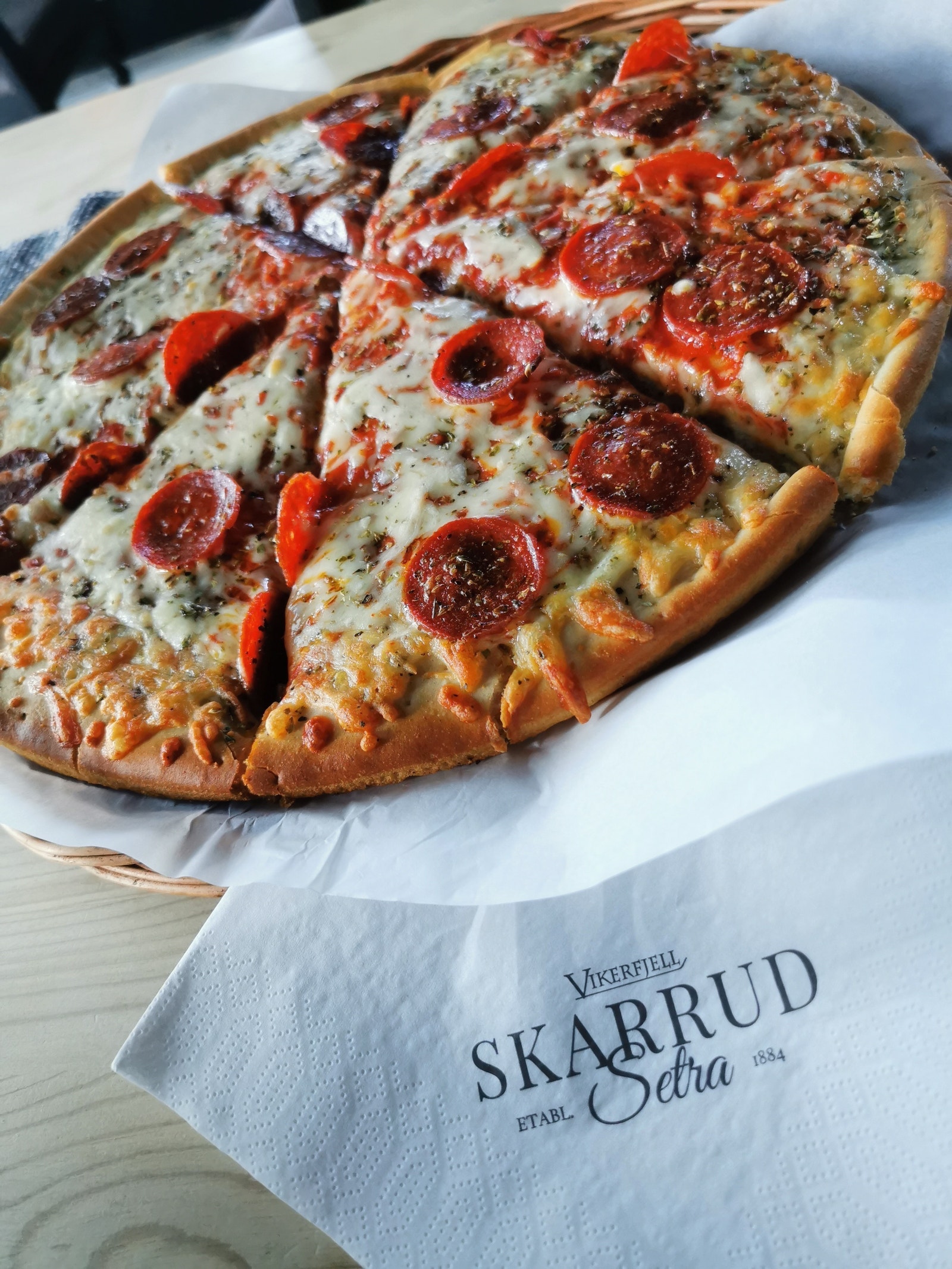 Rykende fersk pizza på Skarrudsetra etter lang skitur smaker fortreffelig. Galleribilde