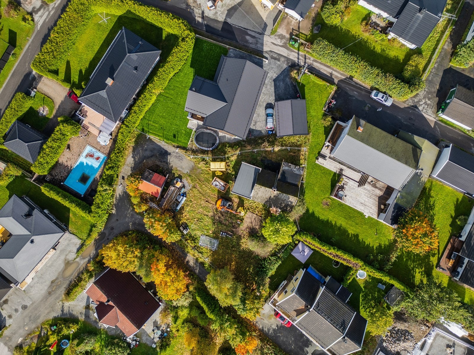 Eiendommen ligger i et veletablert boligområde. (Bildet er tatt før enebolig og stabbur ble revet) Galleribilde