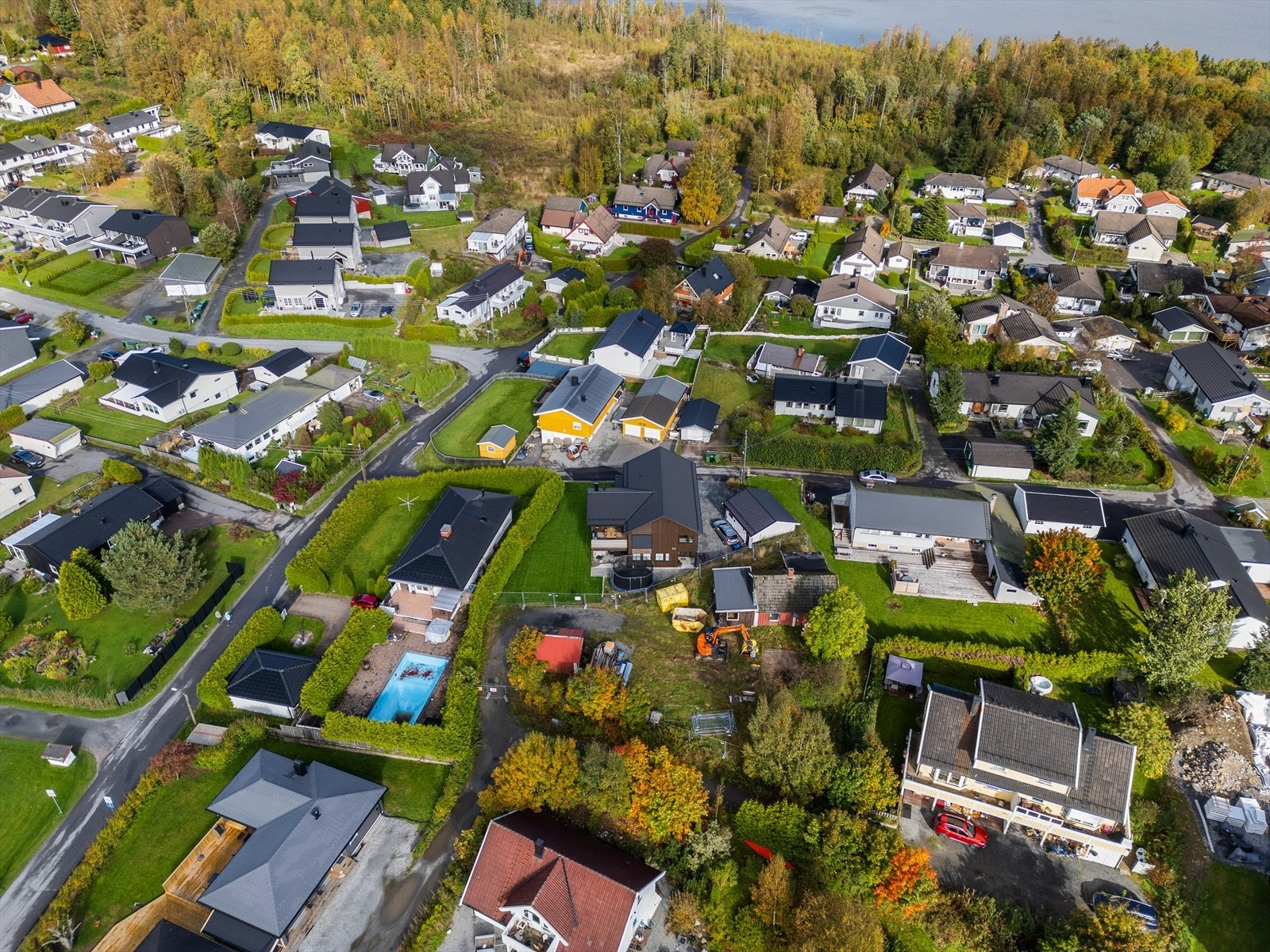 Øvre Skaugvei 10 er en attraktiv eiendom med sentral beliggenhet på Flateby i Enebakk kommune! (Bildet er tatt før enebolig og stabbur ble revet) Galleribilde