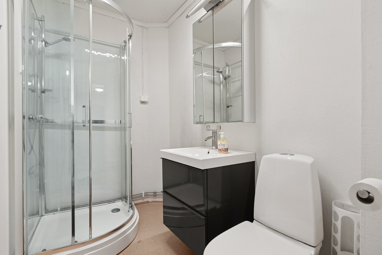 Badet i 1. etasje er ca. 3,5 kvm. Galleribilde