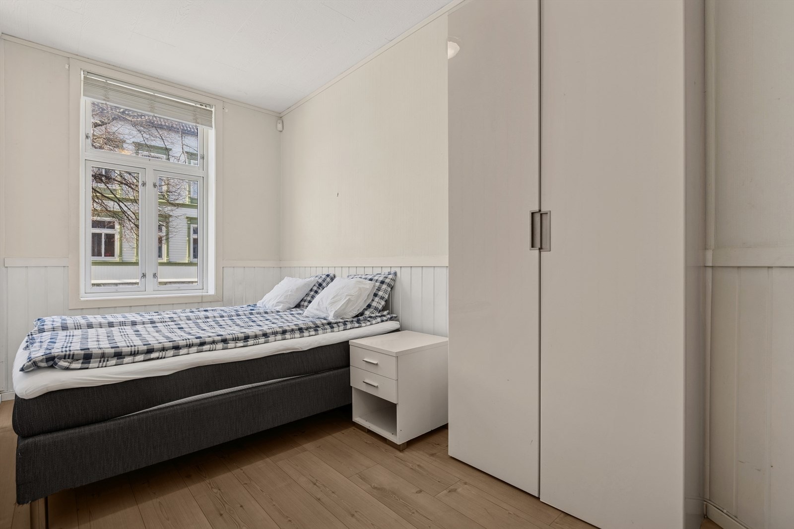 Soverom 2 måler ca. 11,5 kvm, og har god plass til seng og garderobeløsning. Galleribilde