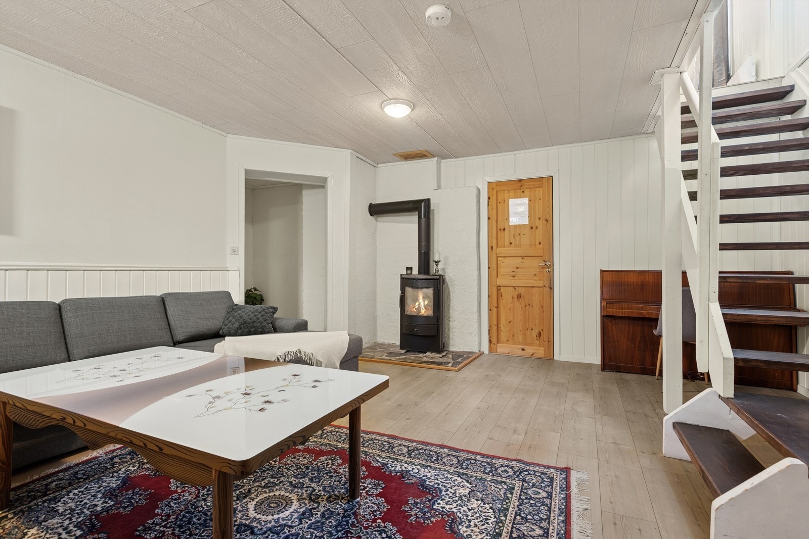 Peisen i stuen bidrar til en behagelig og lun romfølelse. Galleribilde