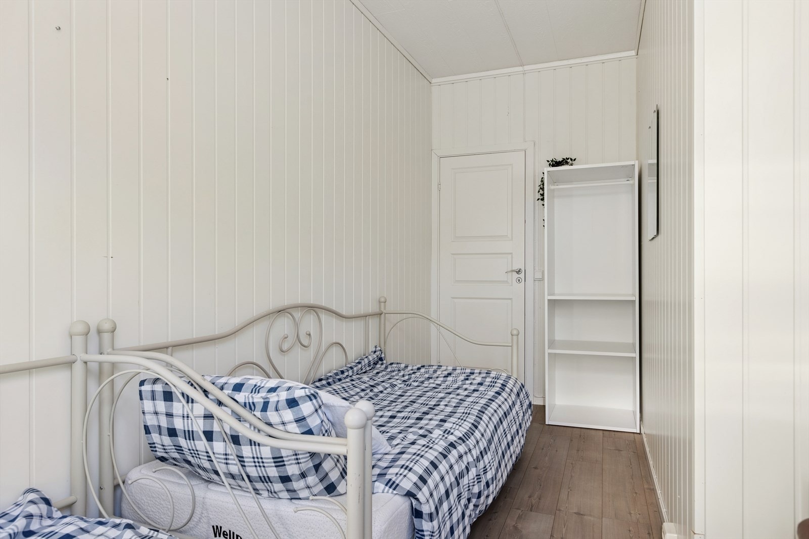 Det er plass til seng og garderobeløsning. Galleribilde