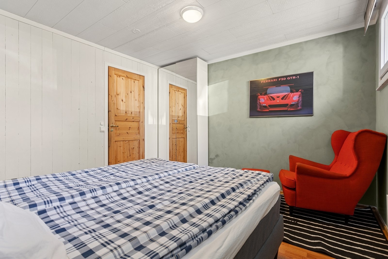Det er god plass til seng og garderobeløsning. Galleribilde