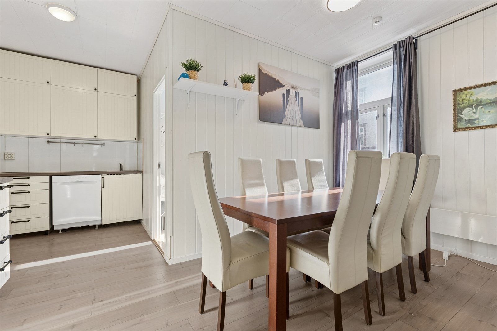 Det er god plass til spisegruppe på kjøkkenet. Galleribilde