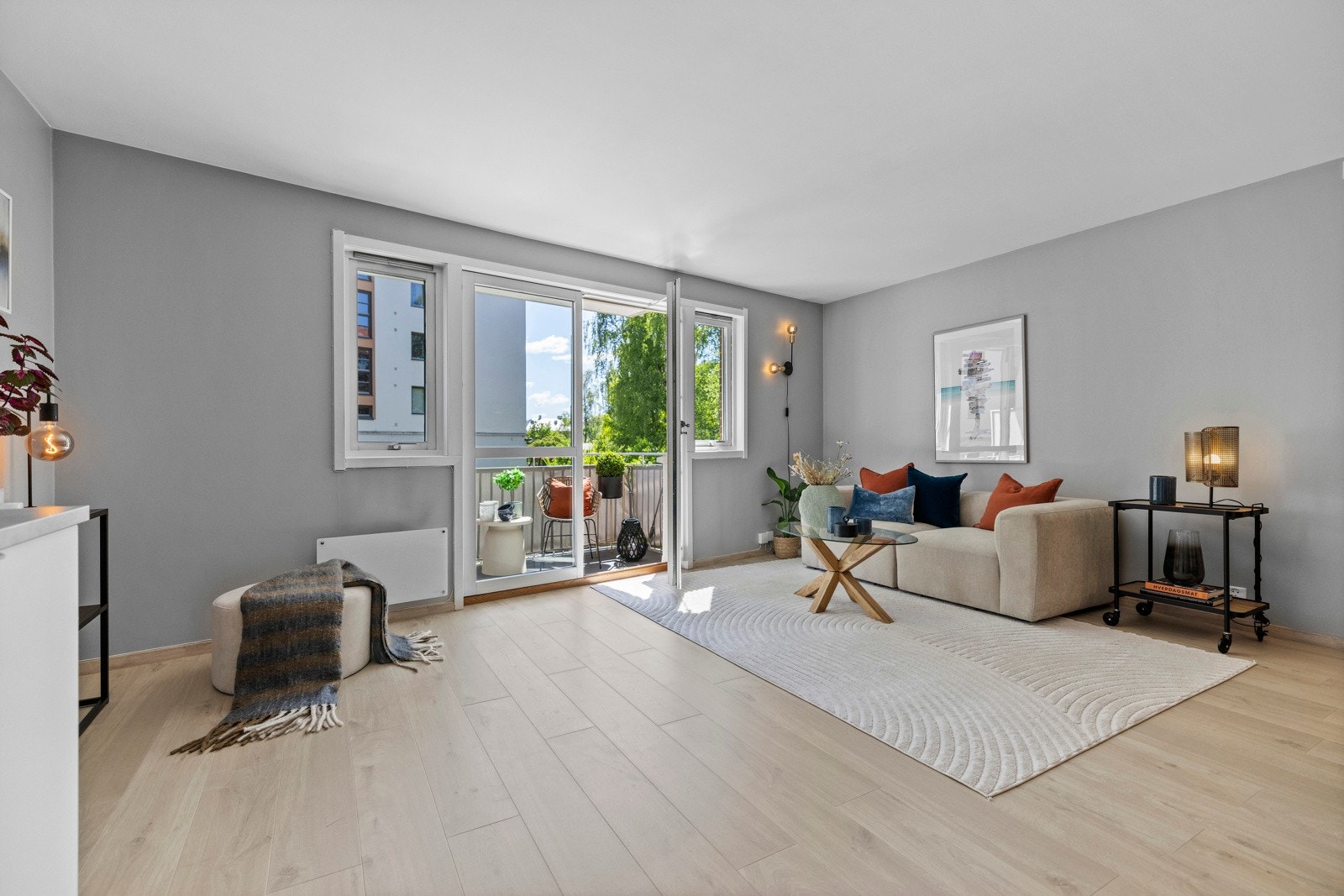 - Et stort rom som gir plass til både stueområde og spisebord - Galleribilde