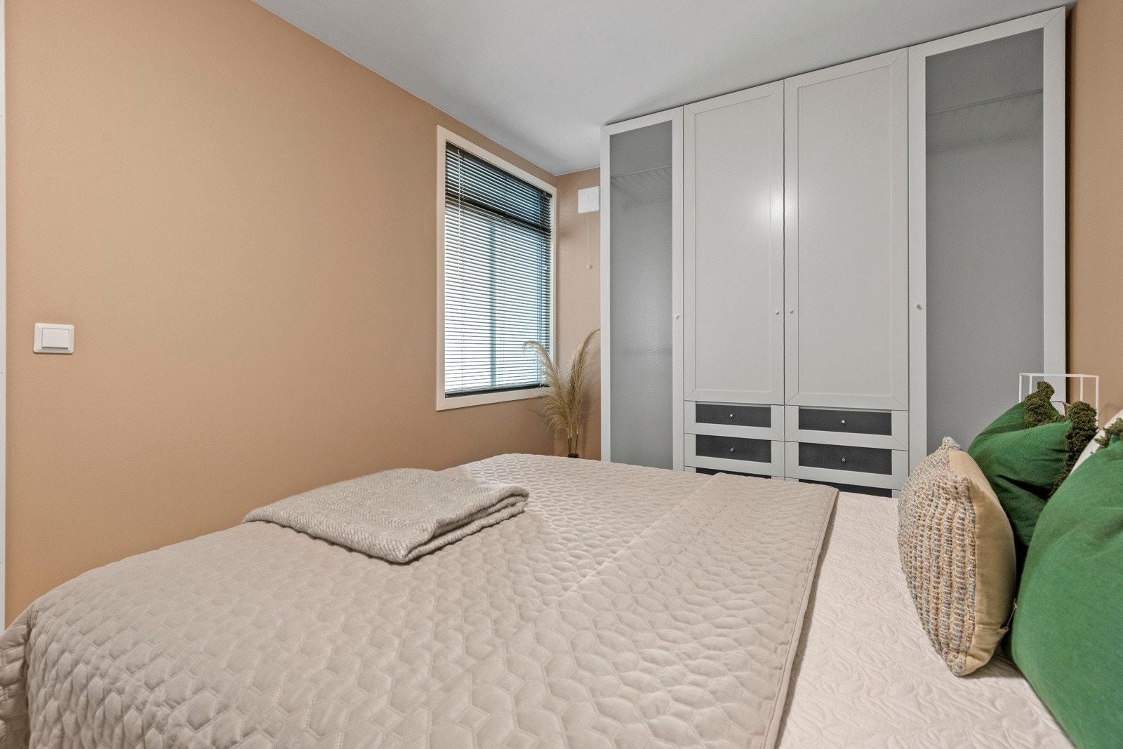 - Soverom med god plass til dobbeltseng og nattbord. Rikelig med lagringsplass - Galleribilde