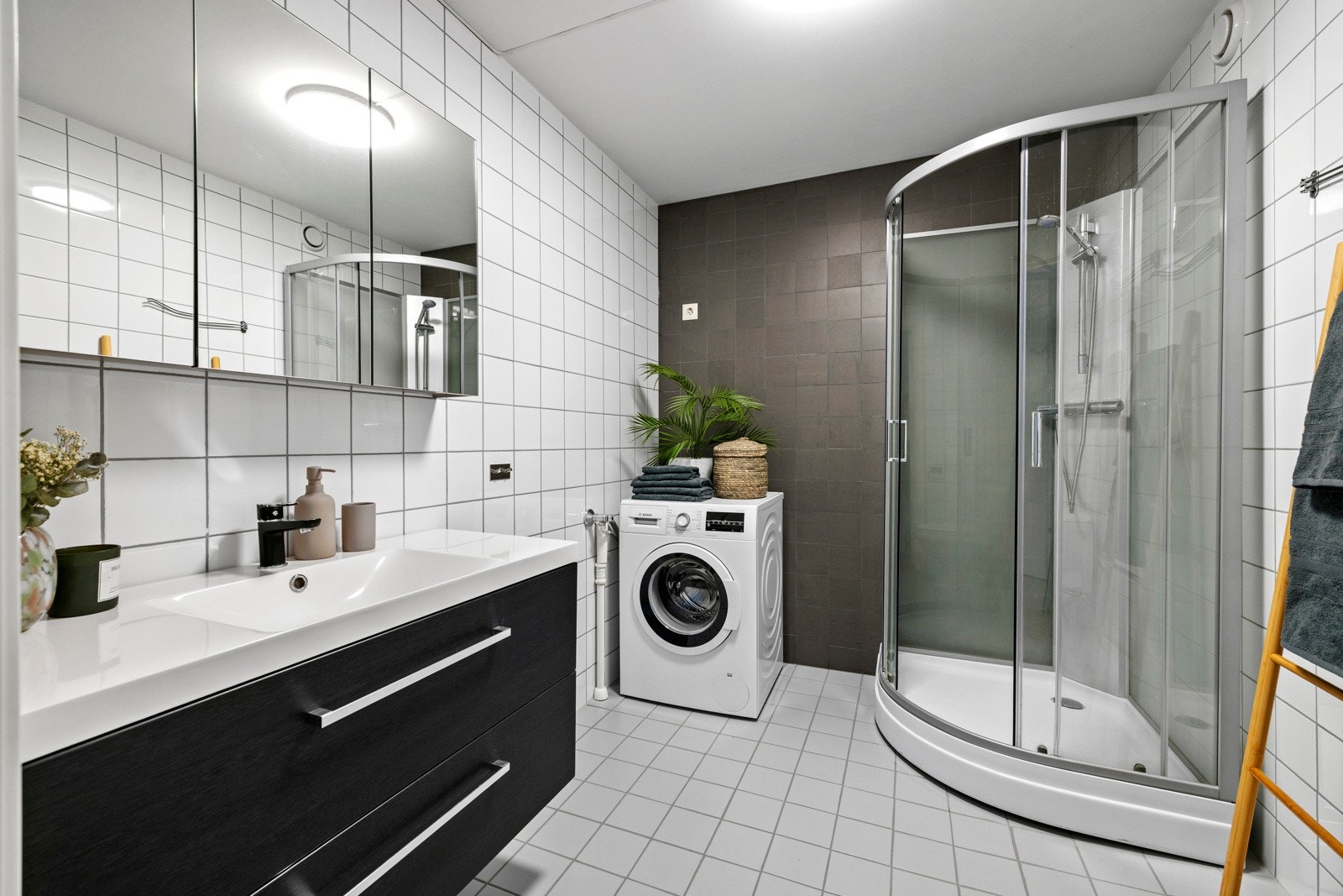 - Bad består av gulvstående toalett, vegghengt servant på sevantskap, dusjkabinett og speilskap over servantskap. Opplegg for vaskemaskin - Galleribilde