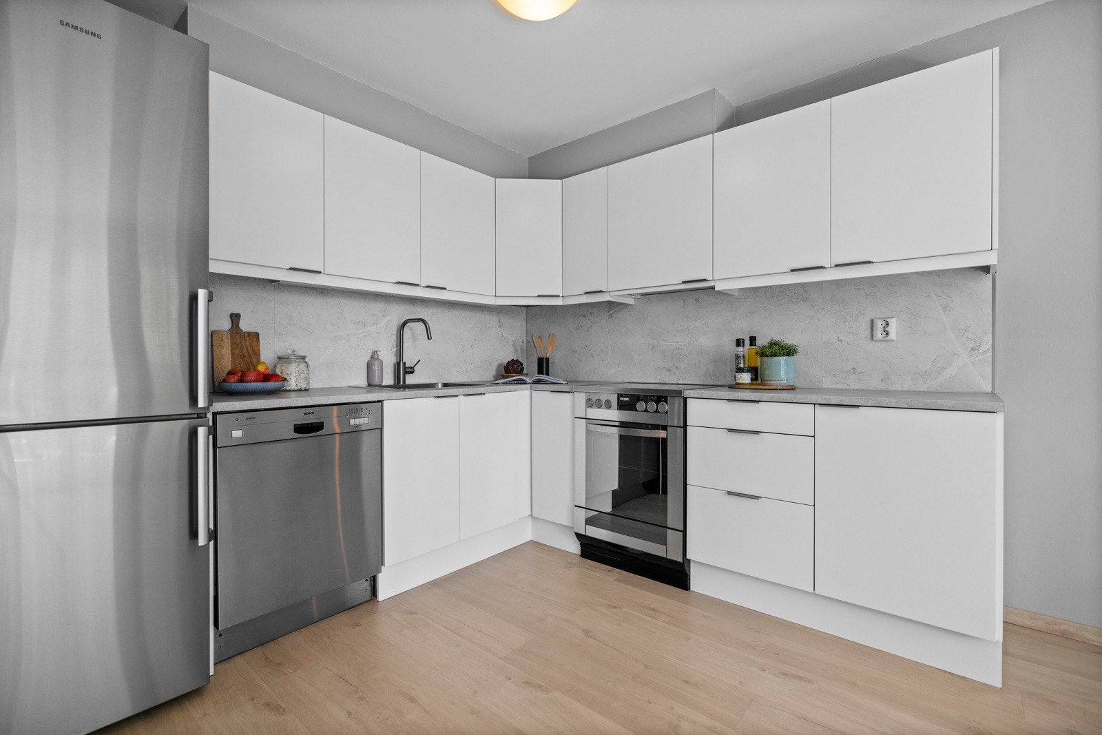 - Pent kjøkken med glatte fronter fra 2024 og nyere hvitevarer - Galleribilde