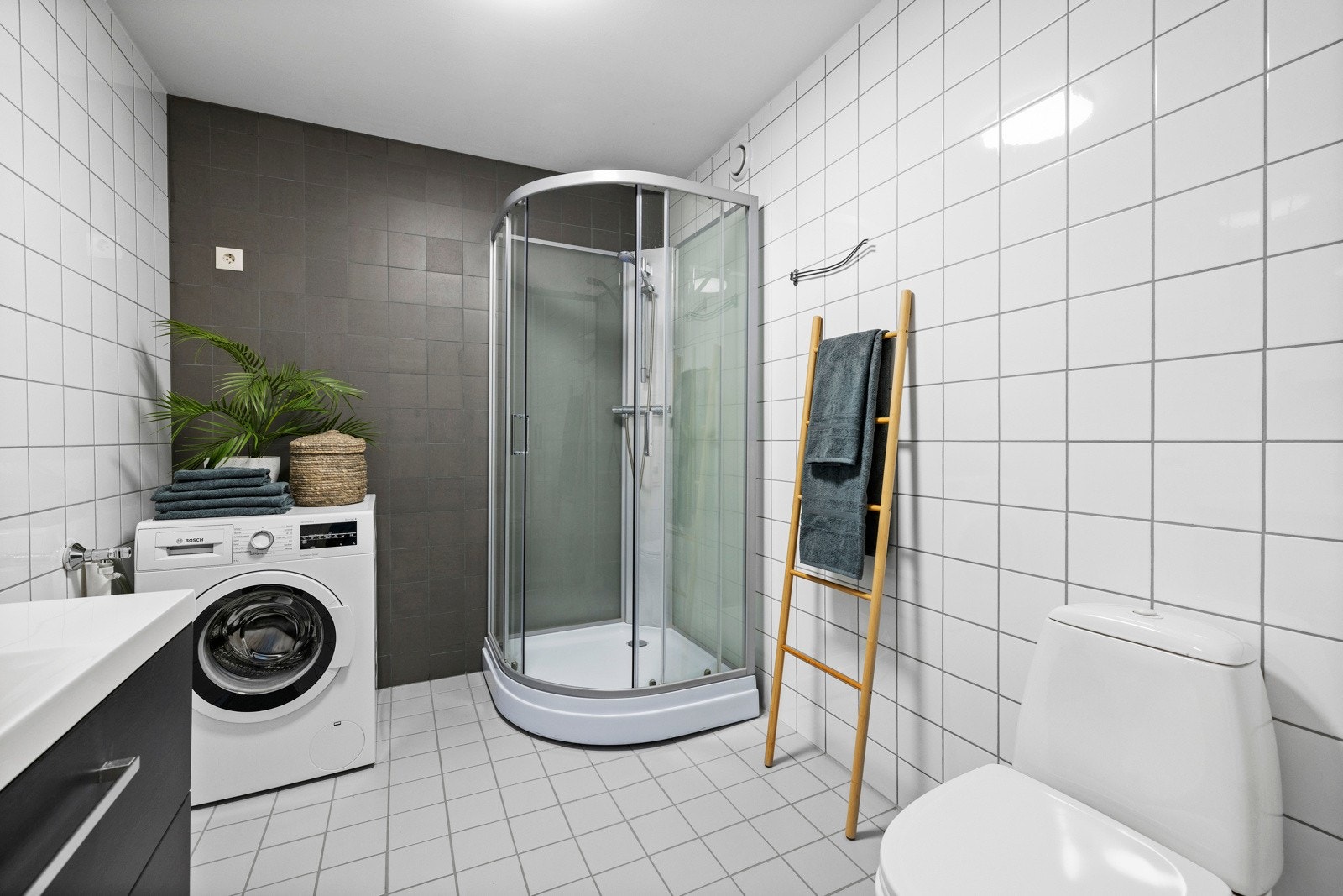 - Bad av meget god størrelse. Pent flislagt med elektriske varmekabler - Galleribilde