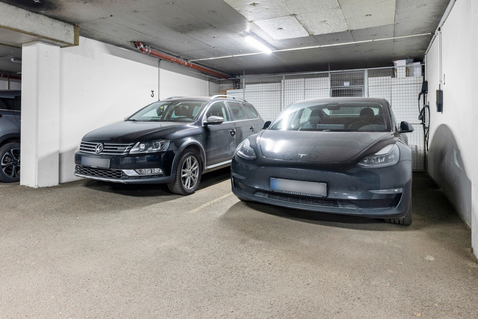 - Garasjeplass med tilhørende bod ca 6 kvm bak plassen som følger leiligheten - Galleribilde