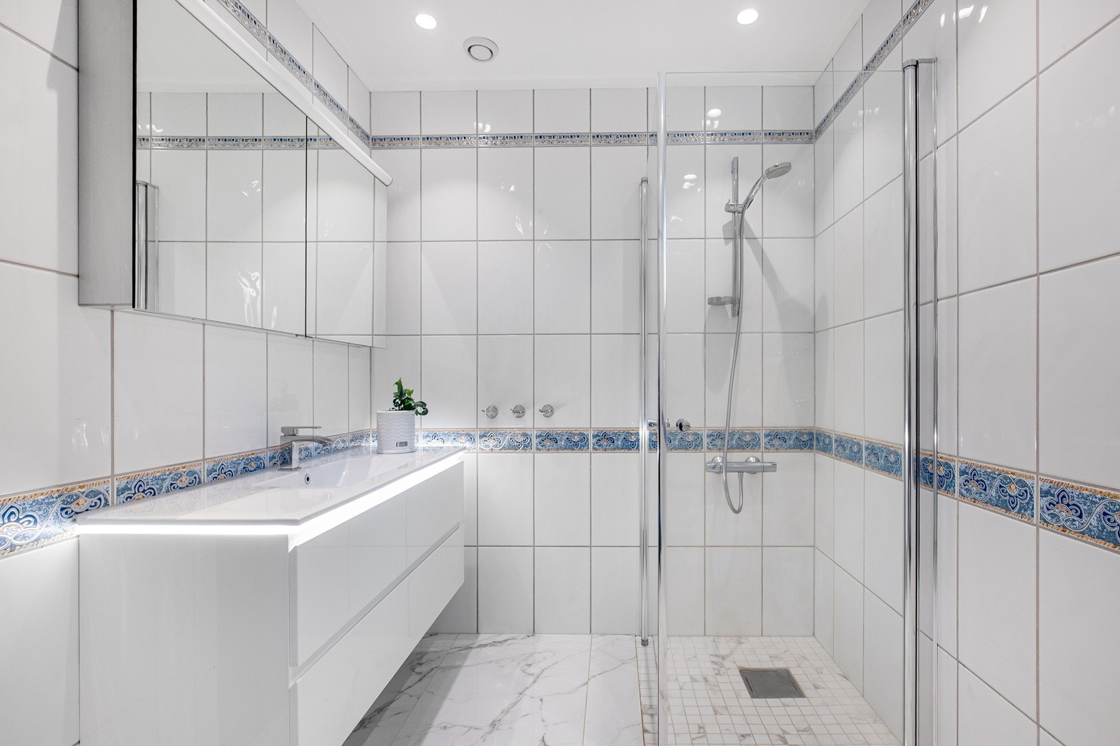 Vegghengt wc, dusjnisje og servantinnredning. Galleribilde