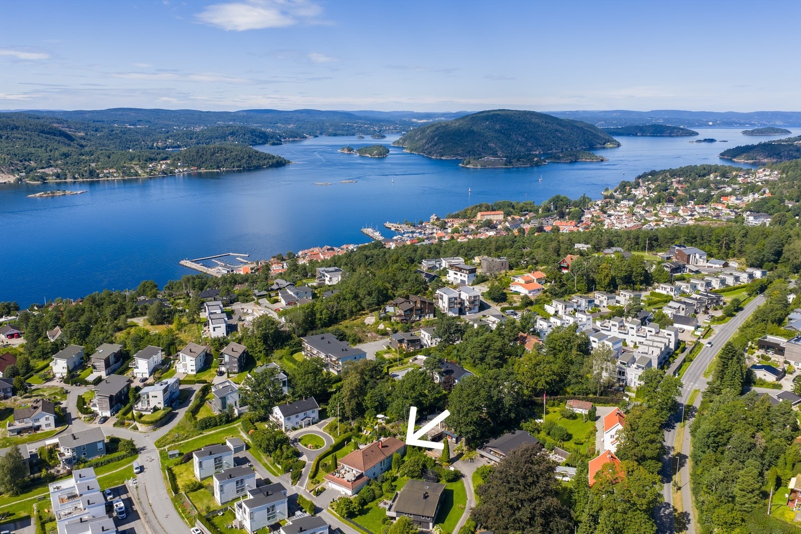Flott beliggenhet på Sogsti. Kort vei til badestrender, skole og sentrum. Galleribilde