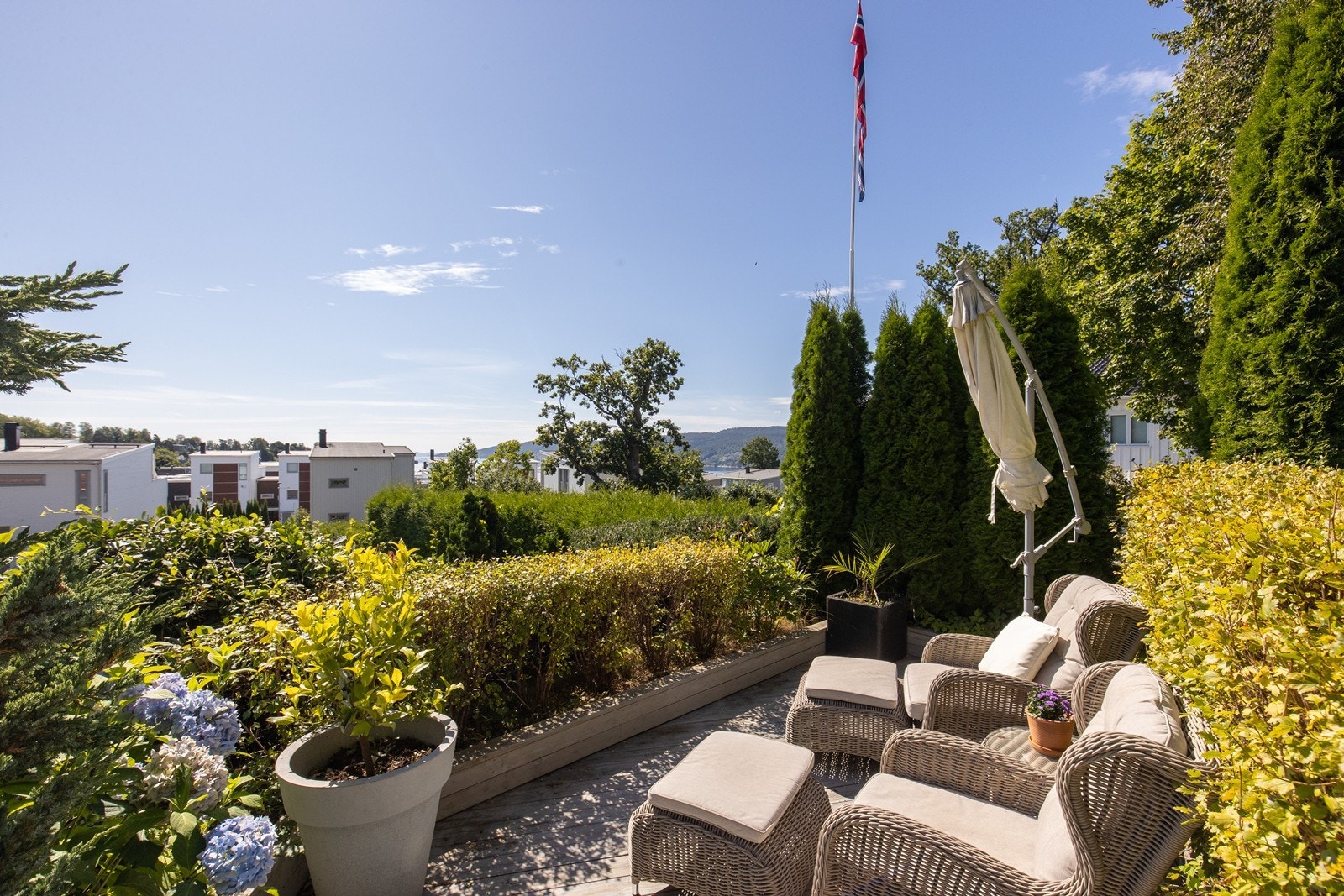 Terrasseplatting i hagen. Galleribilde