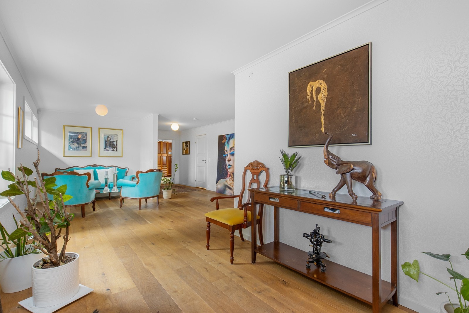Hall og stue i underetasjen. Galleribilde