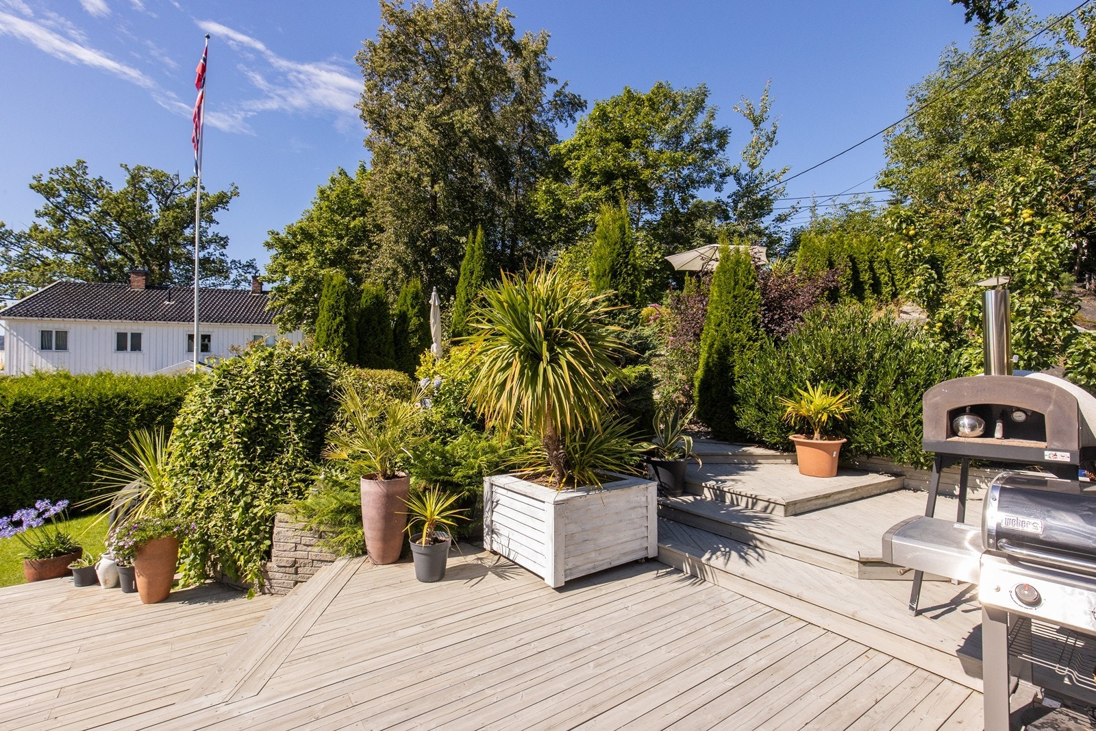 Terrasse og hage med tilgang fra kjøkken og hovedsoverom Galleribilde