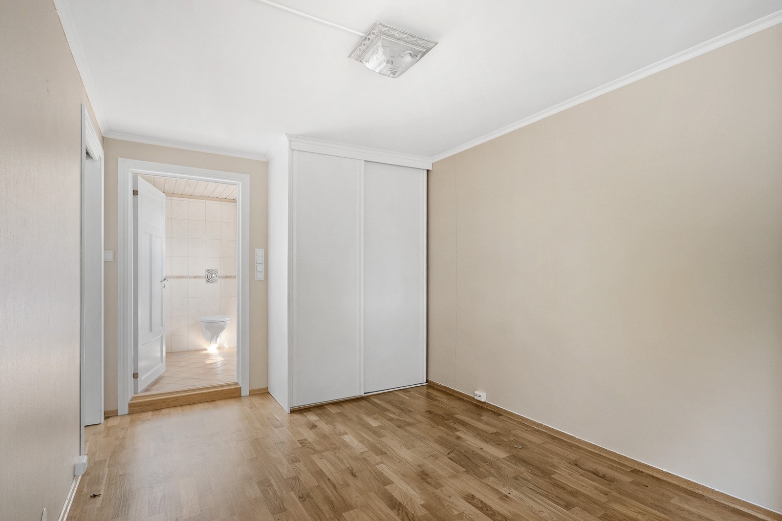 Soverom i 1. etg. har meget god størrelse, to skyvedørsgarderober og adkomst til bad. Galleribilde