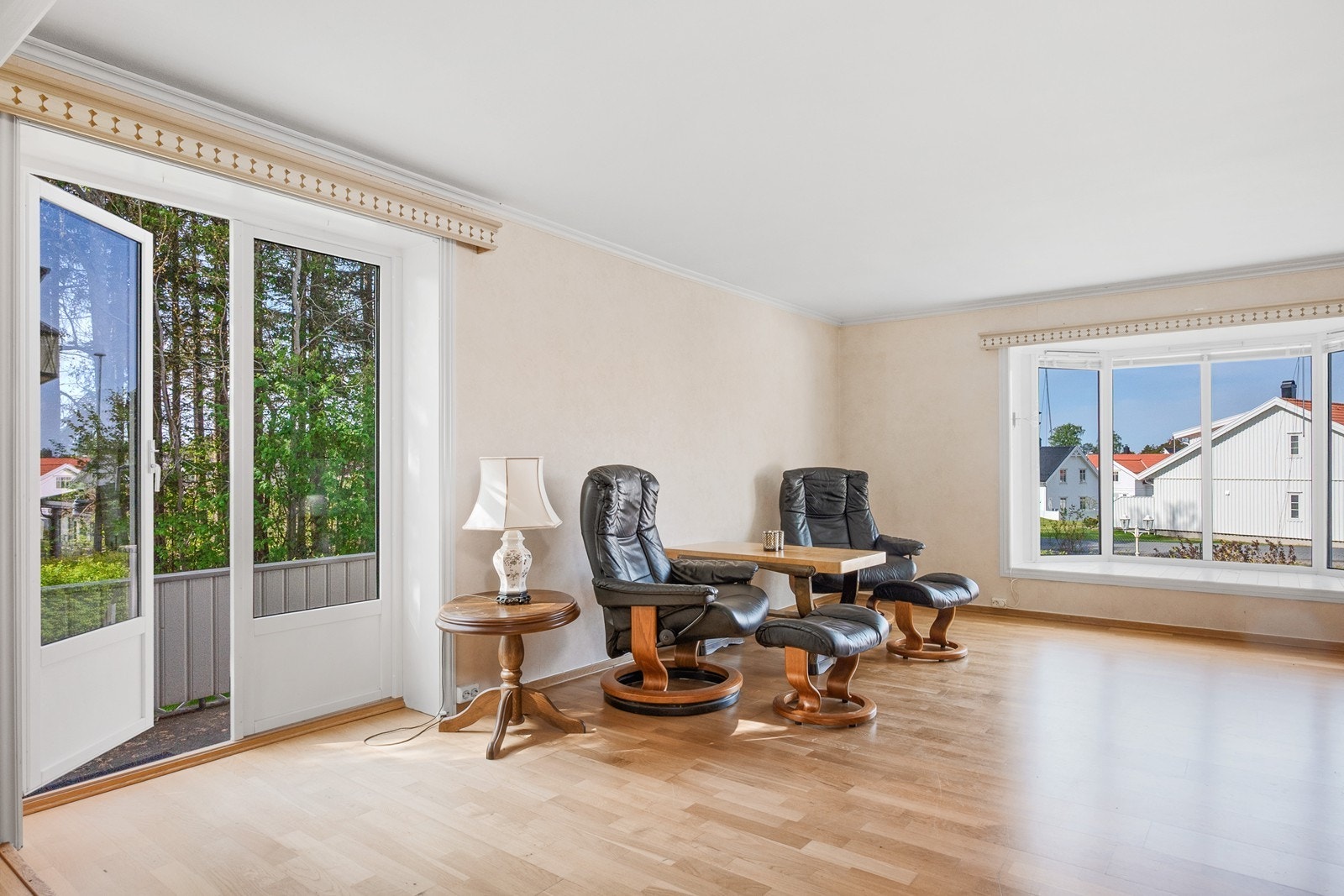 Et stort karnappvindu slipper inne rikelig med naturlig lys i tillegg til dobbel verandadør med glassfelter. Galleribilde