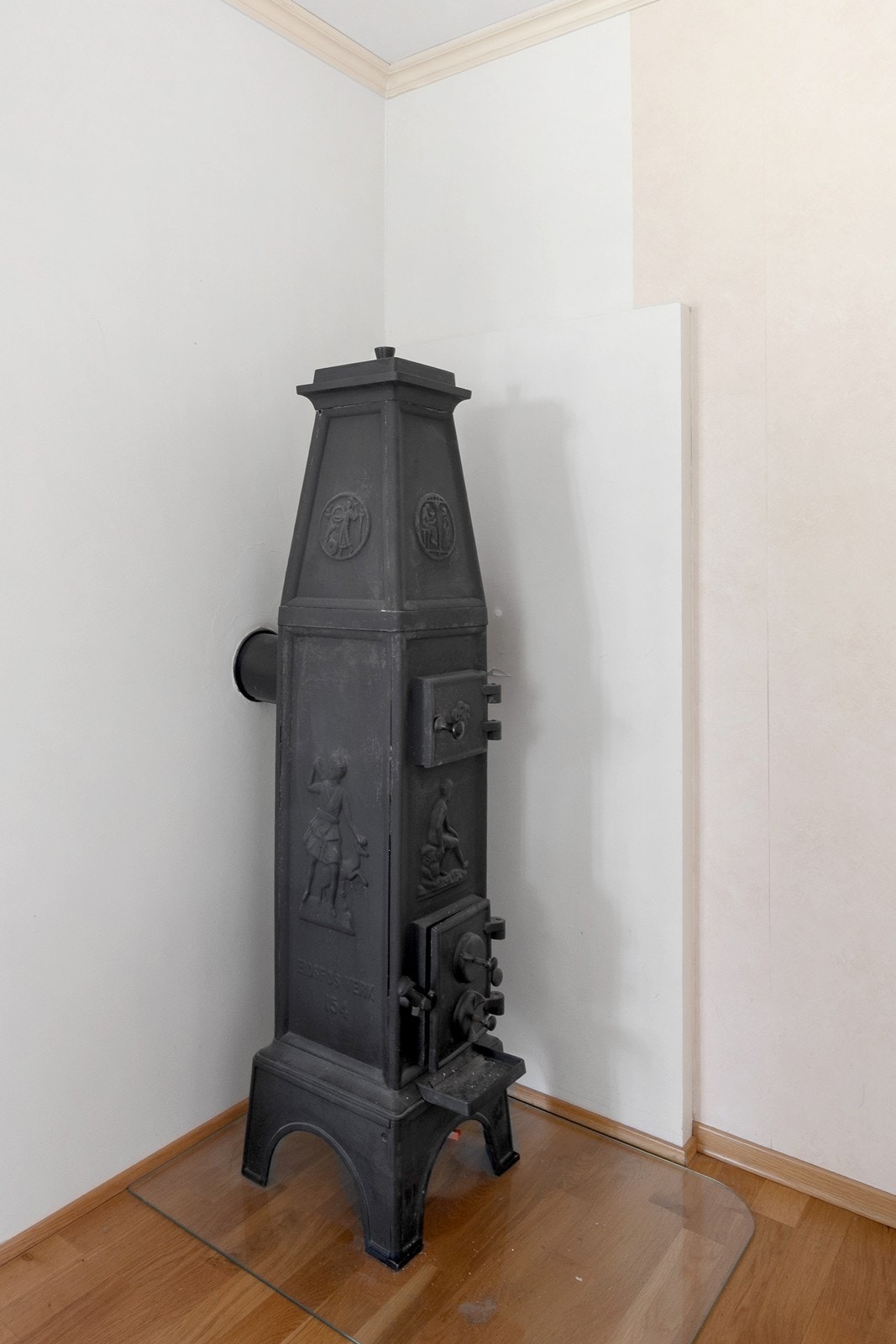 I spisestuen står en eldre vedovn, i tillegg til montert varmepumpe. Galleribilde