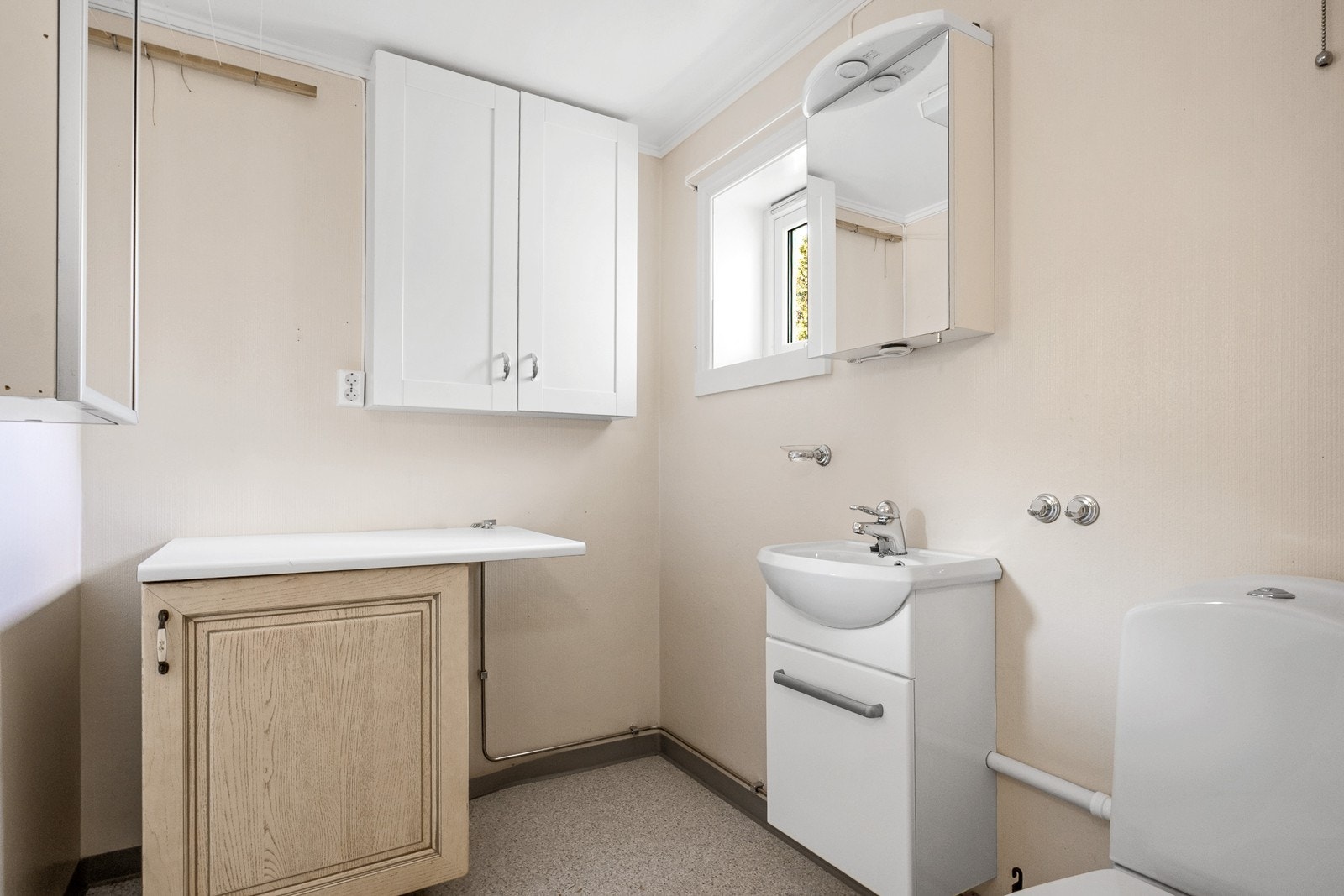 I 1. etg. er også et praktisk vaskerom med toalett, enkel servant og skapinnredning for oppbevaring. Galleribilde