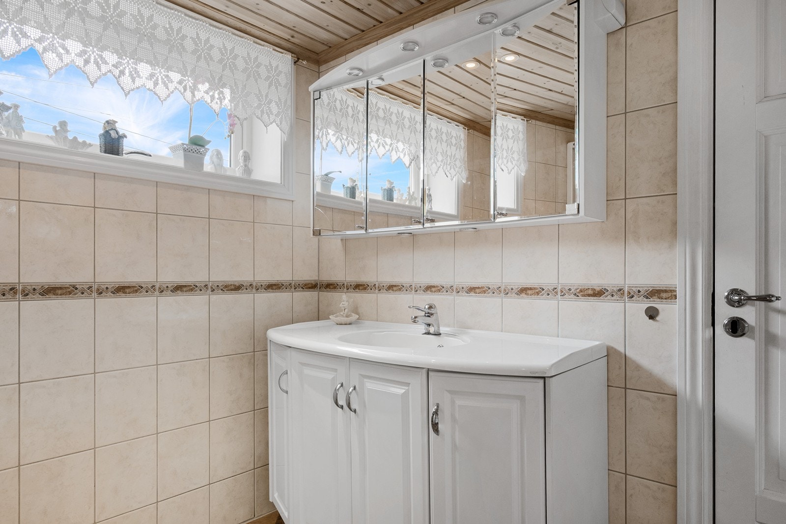 Videre er det toalett, servantskap og stort speilskap. I tak er det downlights. Galleribilde