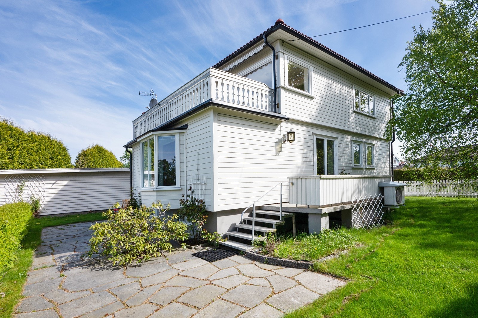 Fra stuen er det utgang til sydvendt veranda på 10 kvm og trapp til skiferlagt uteplass. Galleribilde