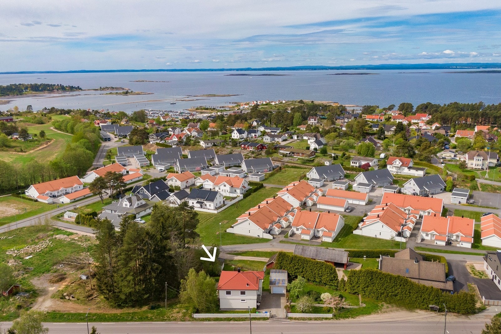 Eiendommen ligger i et etablert og naturskjønt område i Saltnes, nær Krokstadfjorden, butikk, bhg og skoler. Galleribilde