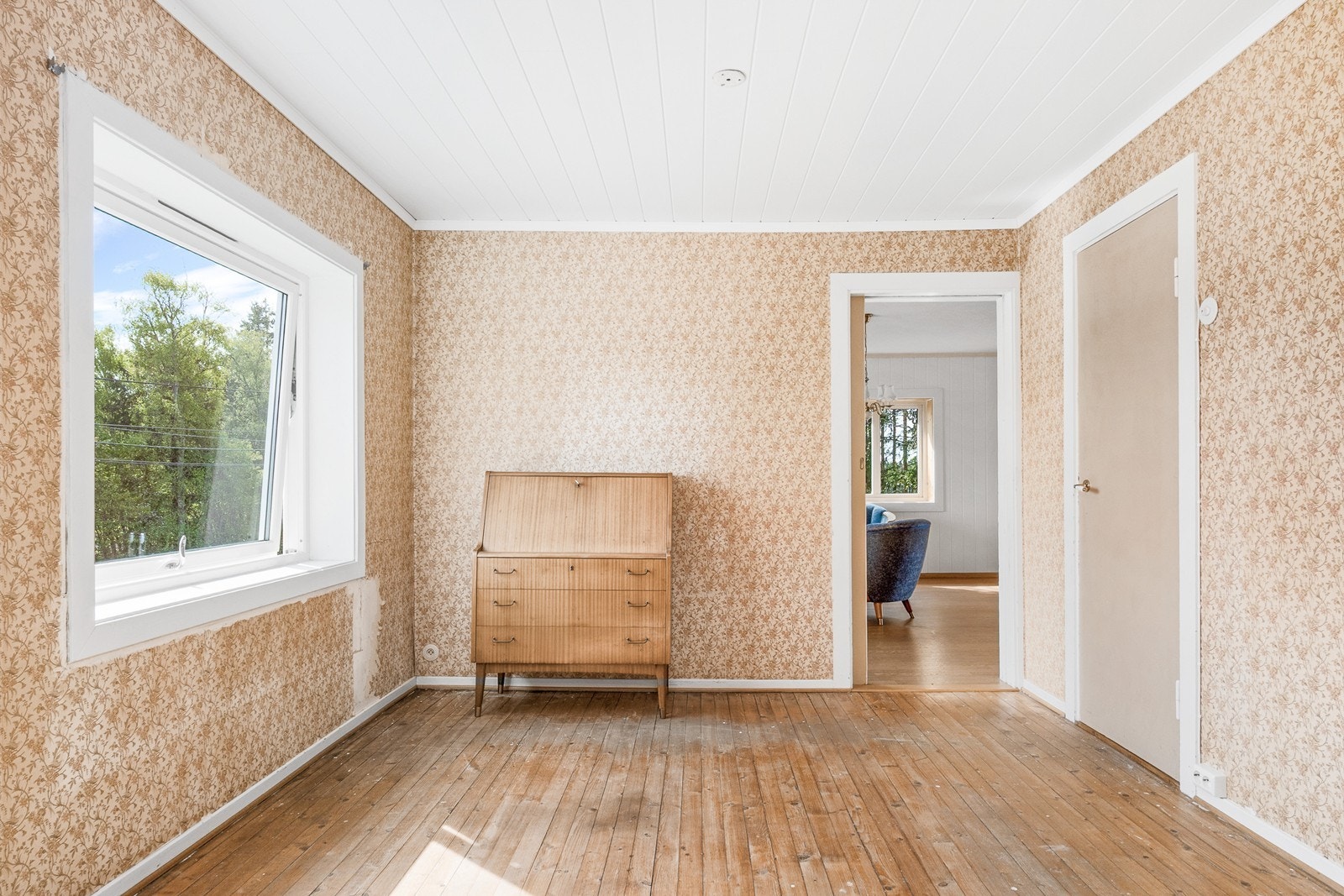 Soverom 2 har adkomst fra stue og soverom 3, med smalplanket heltregulv og tapetserte vegger. Galleribilde