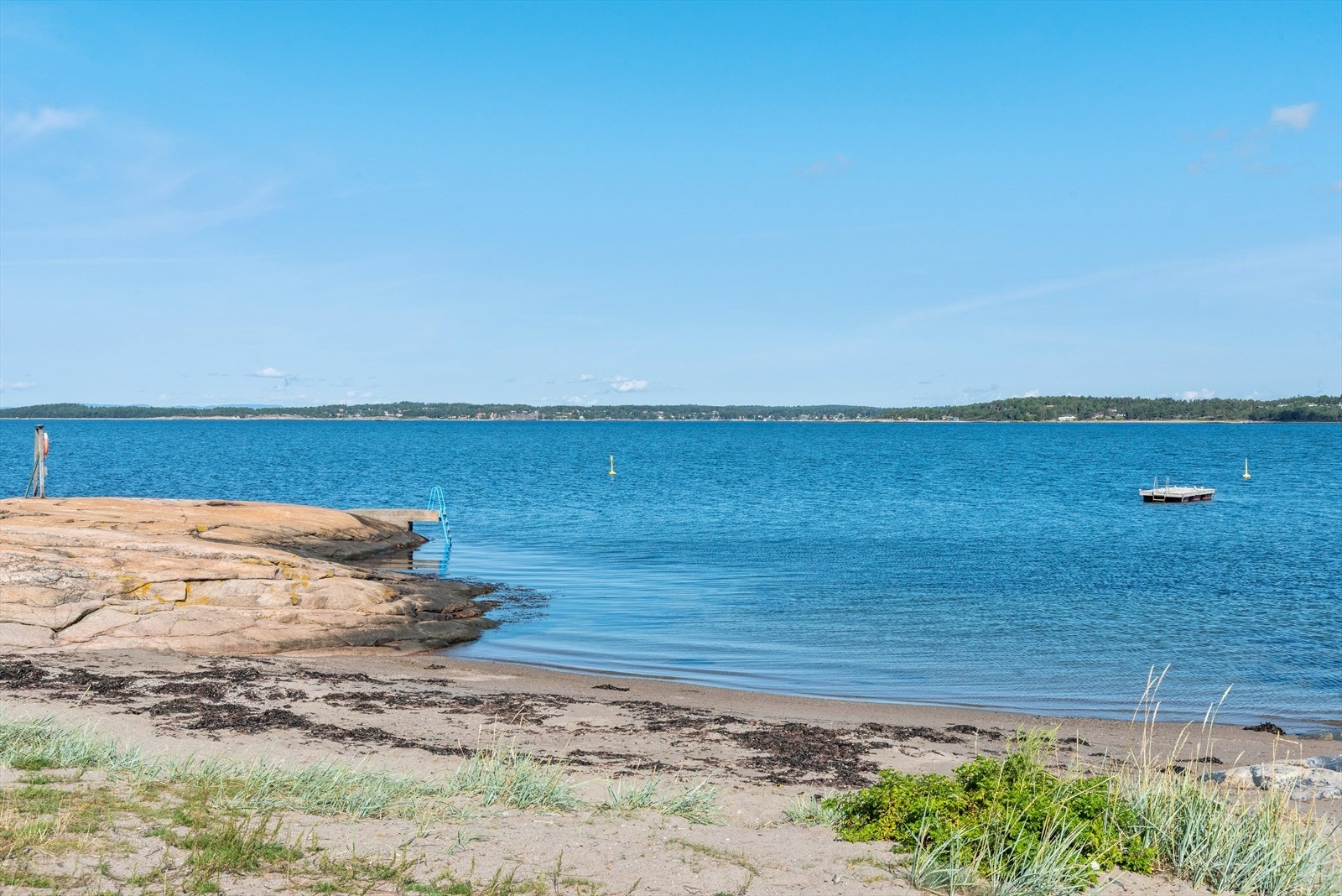 Det er flere sandstrender, svaberg og bademuligheter innenfor kort gangavstand. Galleribilde