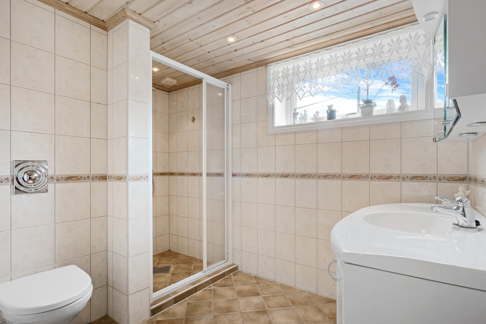 Badet ligger i 1. etg. med flislagte overflater og behagelig gulvvarme, innredet med bla.a. dusjnisje med skyvedør. Galleribilde