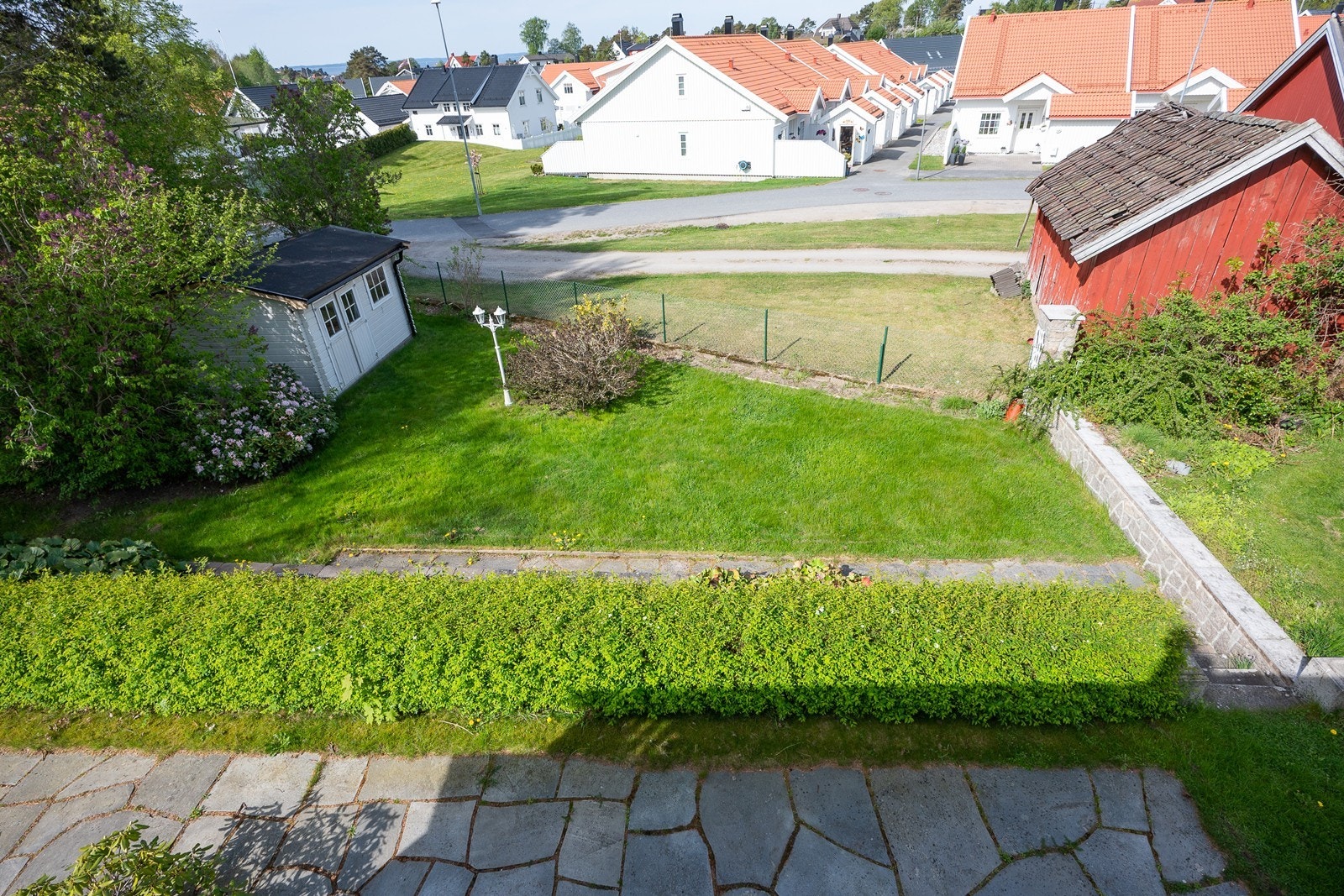 Nyt ettermiddags- og kveldssol med fjordutsikt og hyggelig oversikt over egen hage. Galleribilde