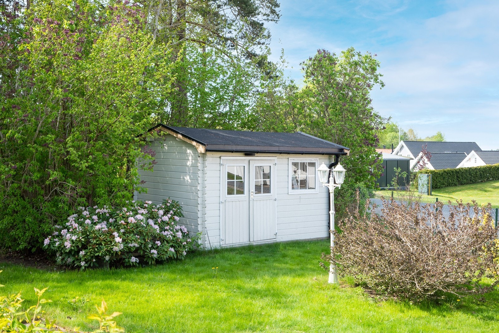 I hagen står en frittstående bod/utestue på 8 kvm. Galleribilde