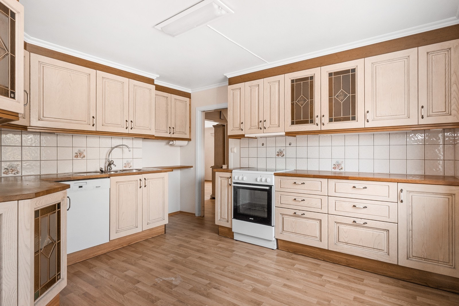 Kjøkkenet ligger i eget rom med godt gulvareal og god oppbevaringsplass. Galleribilde