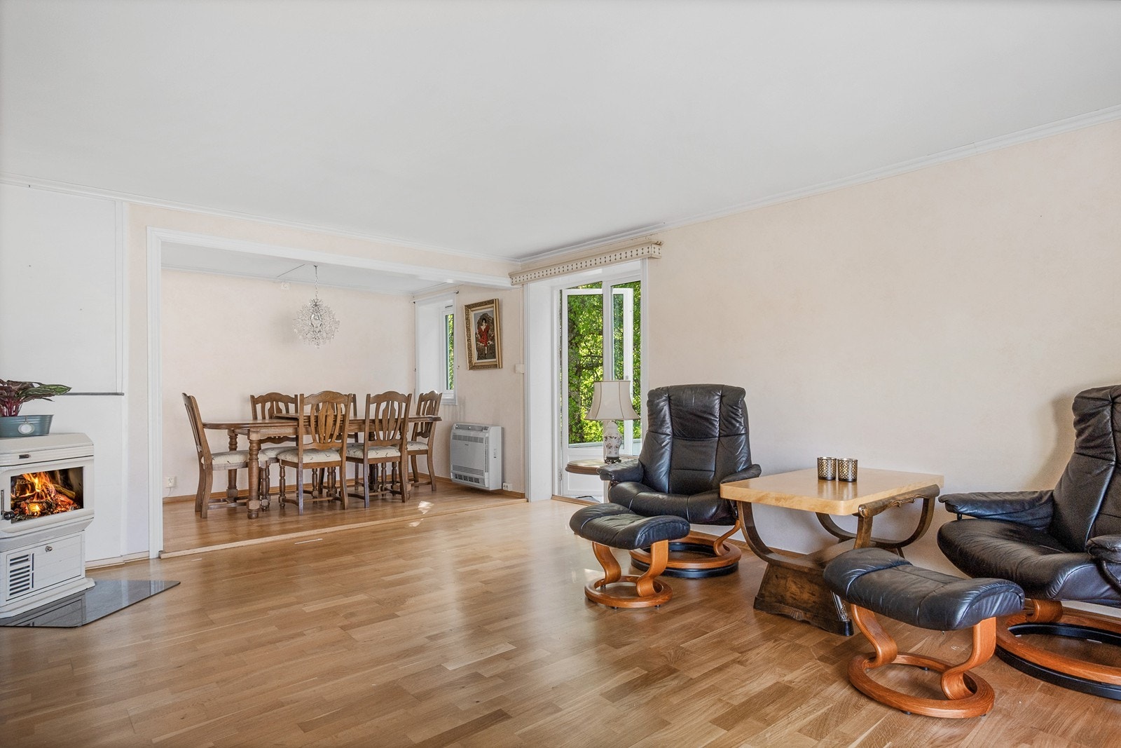 Stue og spisestue ligger i åpen løsning. Stuen har vedovn med glassfelt for varme og peishygge. Galleribilde