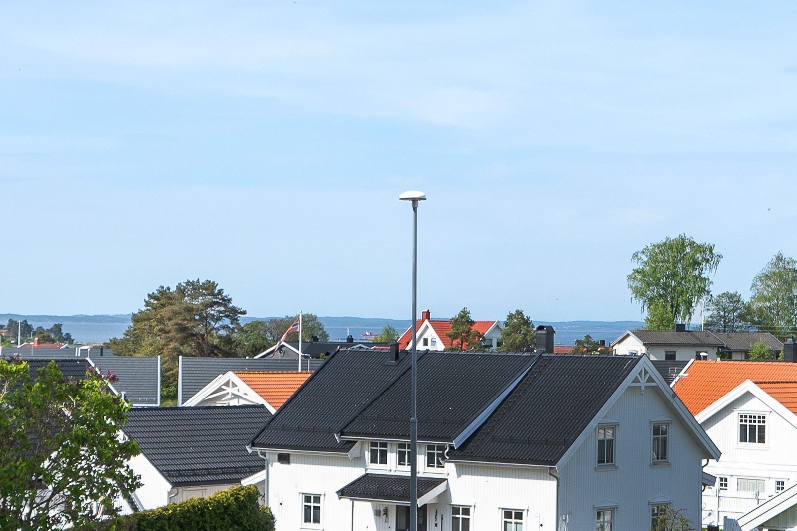 Fra 2.etg. ser man helt til fjorden, og det er hyggelig utsyn mot nabolaget og egen tomt. Galleribilde