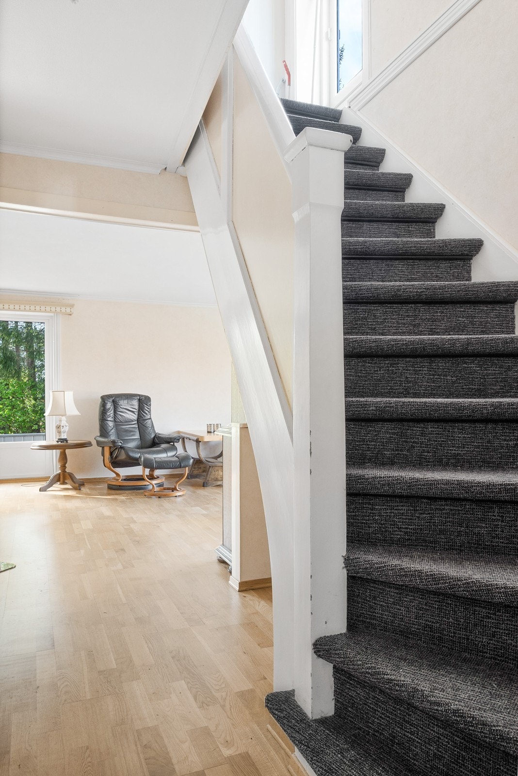 Lukket trapp fører opp til boligens 2. etasje. Galleribilde