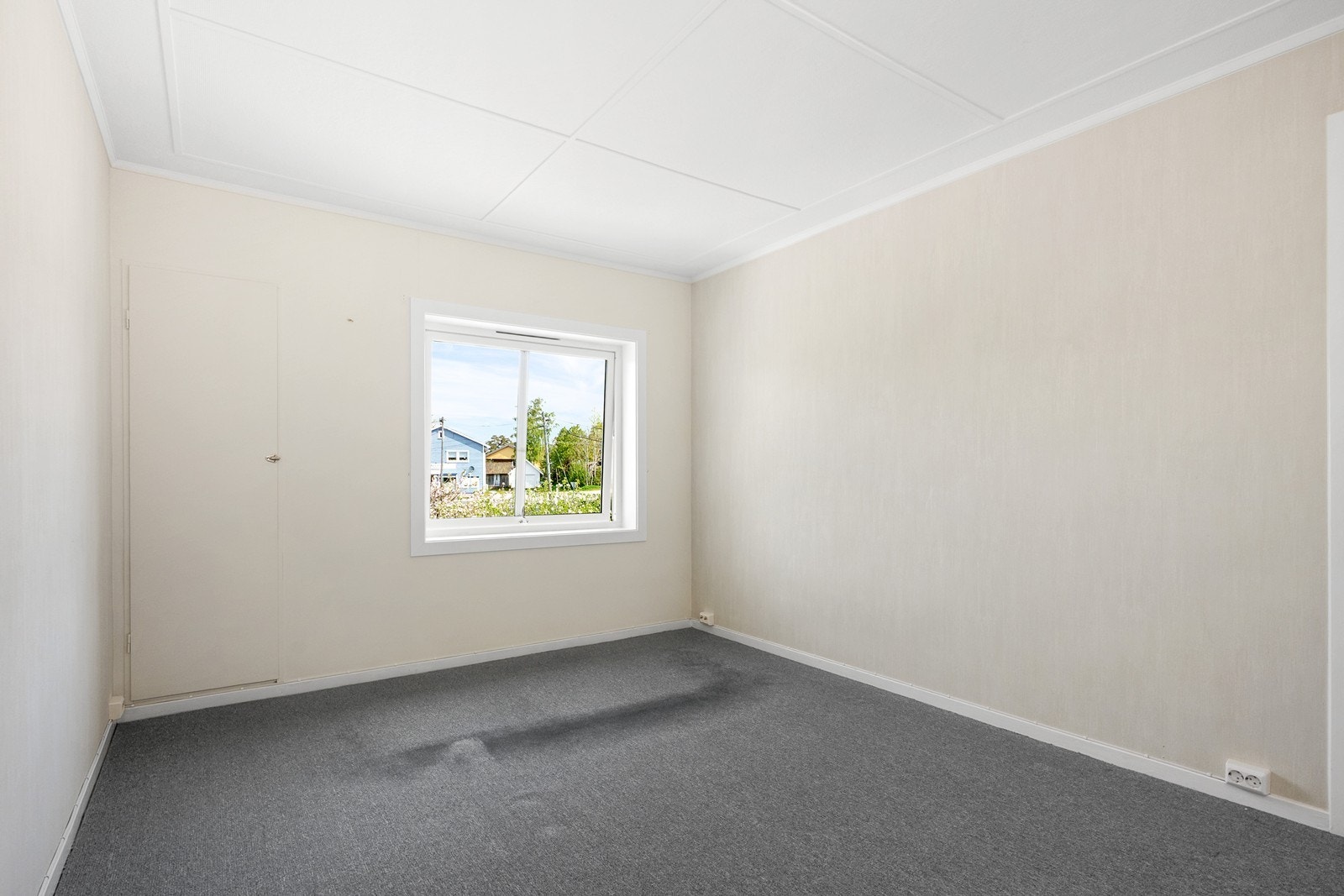 Soverom 3 har adkomst fra soverom 2 og trapperom, med teppe på gulv og tilgang til kott/liten bod. Galleribilde