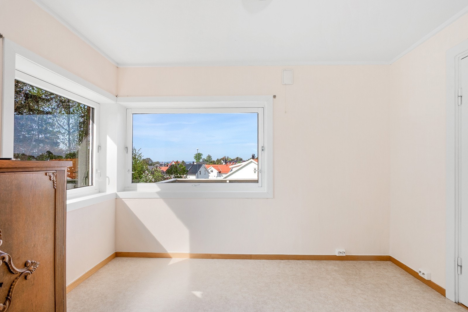 Tilknyttet stue i 2.etg. er et disponibelt rom med mange bruksmuligheter. Antatt ikke ment for varig opphold. Galleribilde