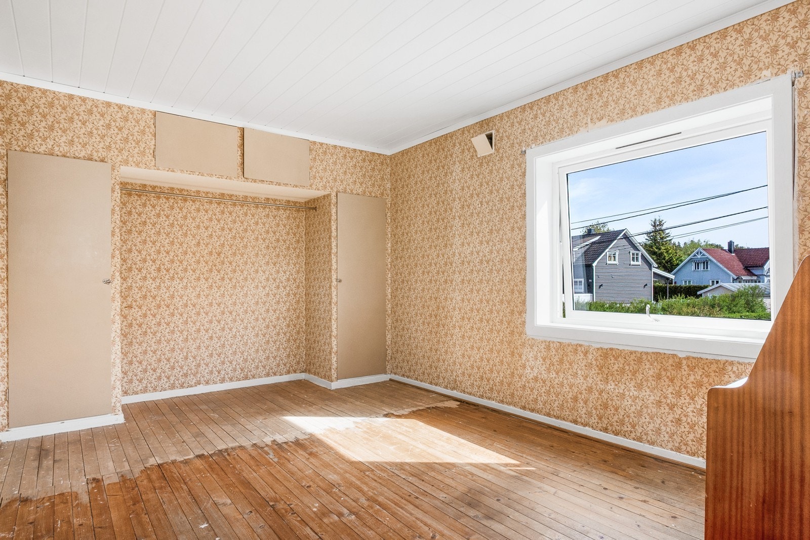 Rommet har flere plassbygde skap. Galleribilde