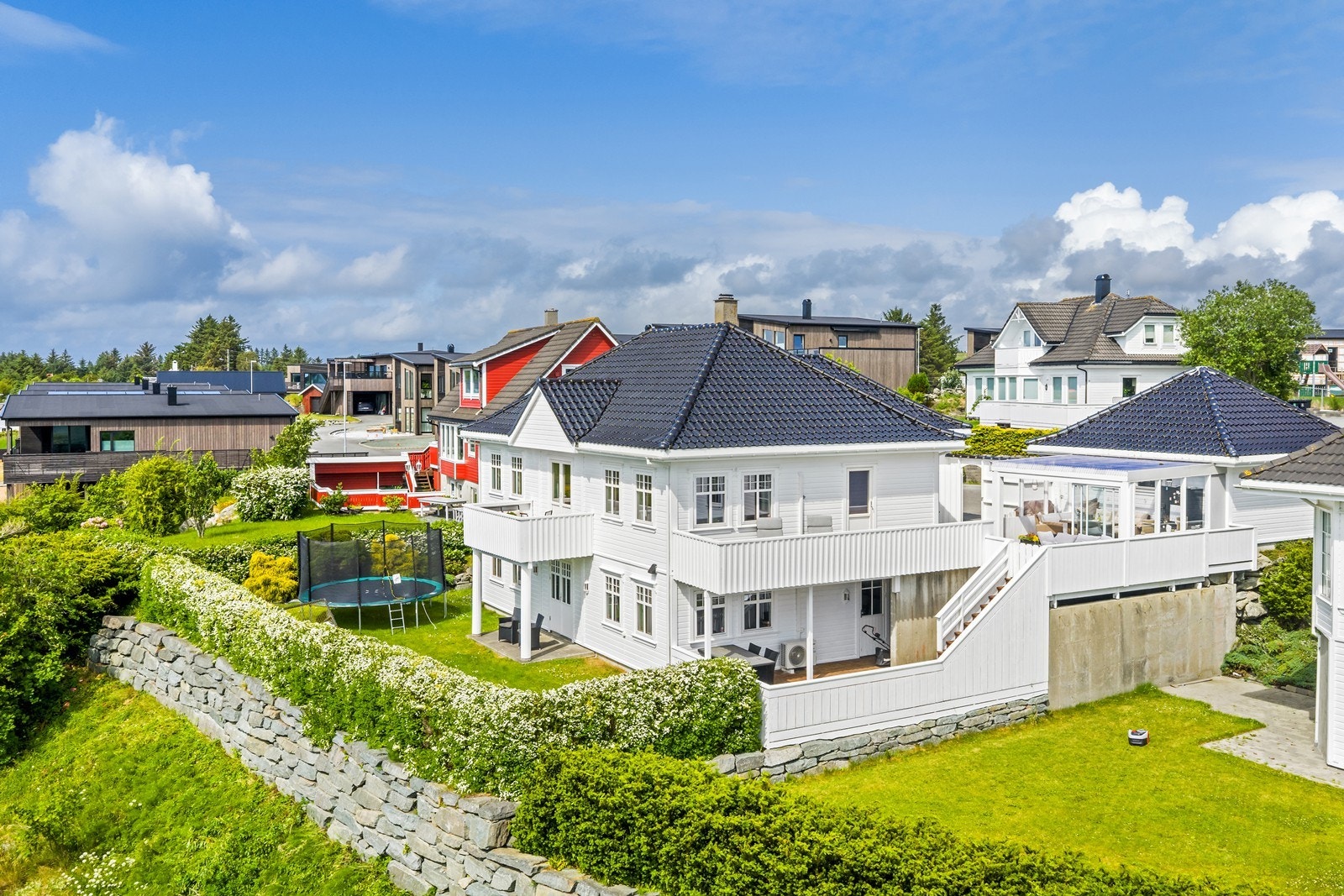 Nydelige solrike uteområder. Eiendommen er pent opparbeidet og har innganger fra alle sider av boligen. Galleribilde